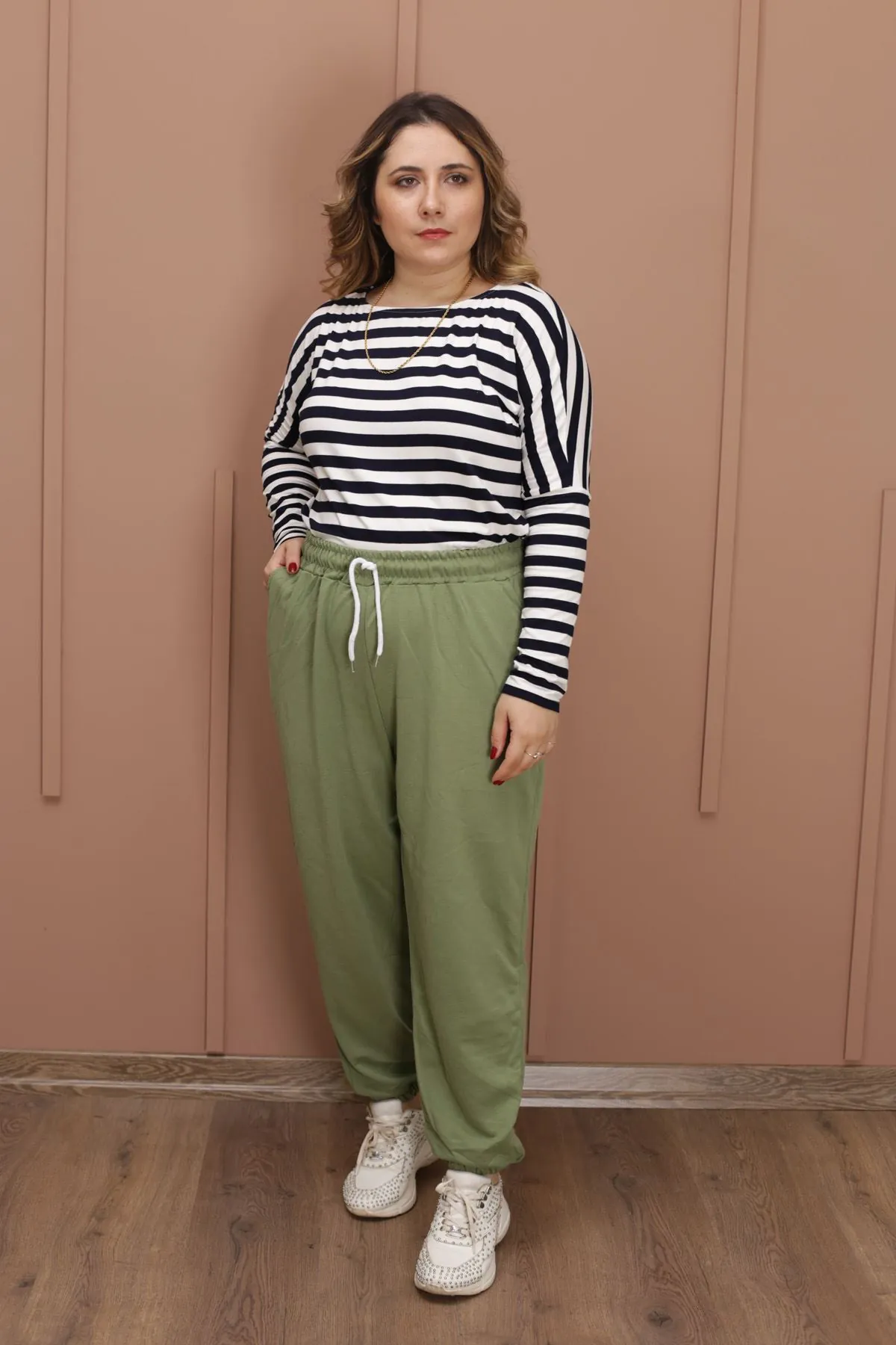 RENKTE BATTAL JOGGER KESİM YEŞİL EŞOFMAN ALTI