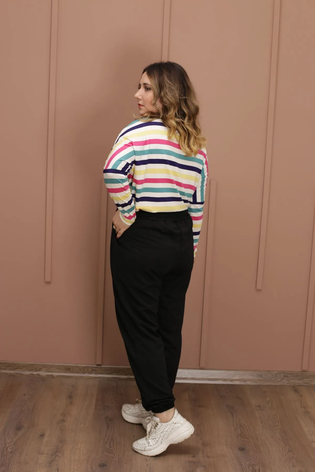 RENKTE BATTAL JOGGER KESİM SİYAH EŞOFMAN ALTI