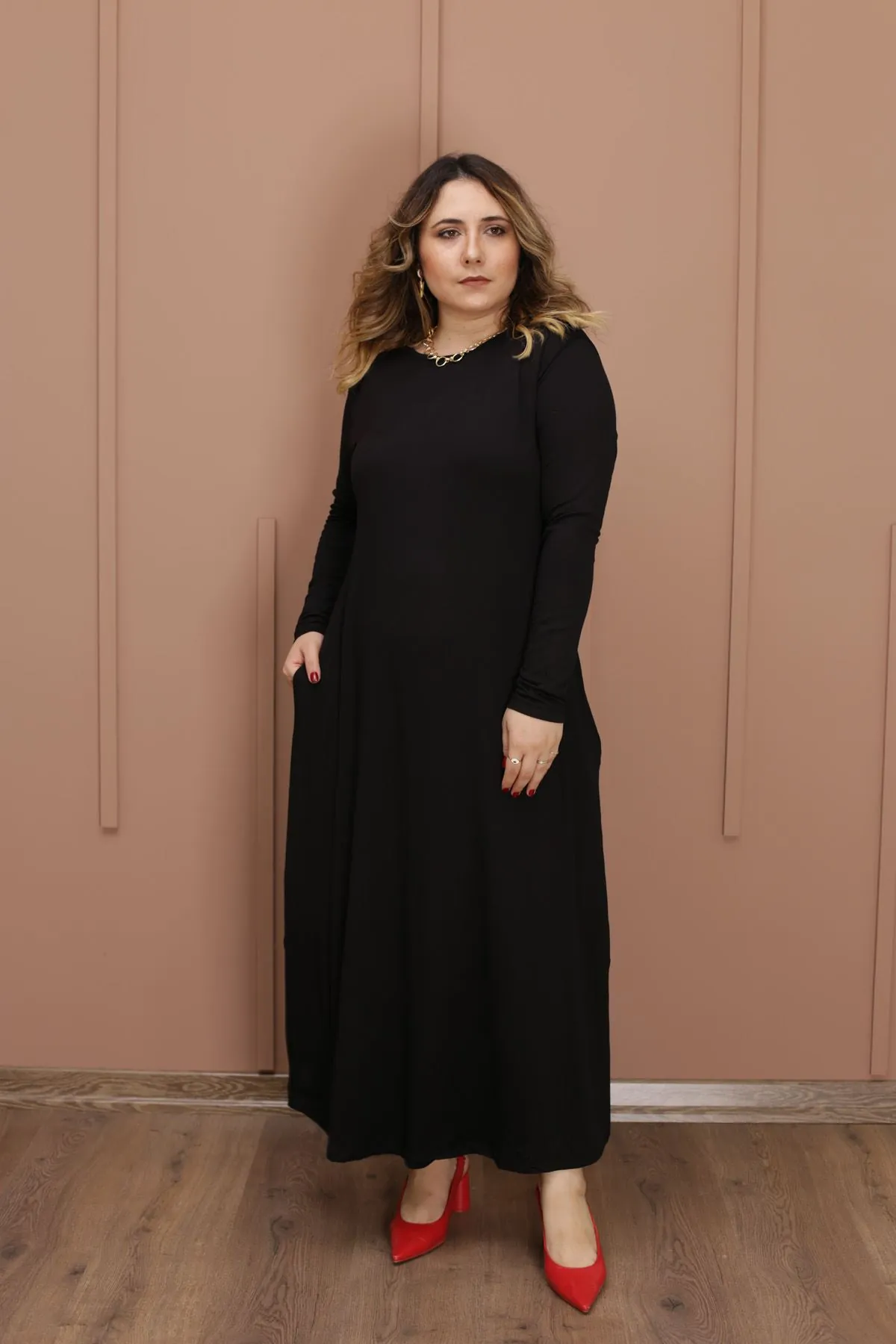 RENKTE GENİŞ KESİM STANDART UZUN SİYAH VİSKON ELBİSE