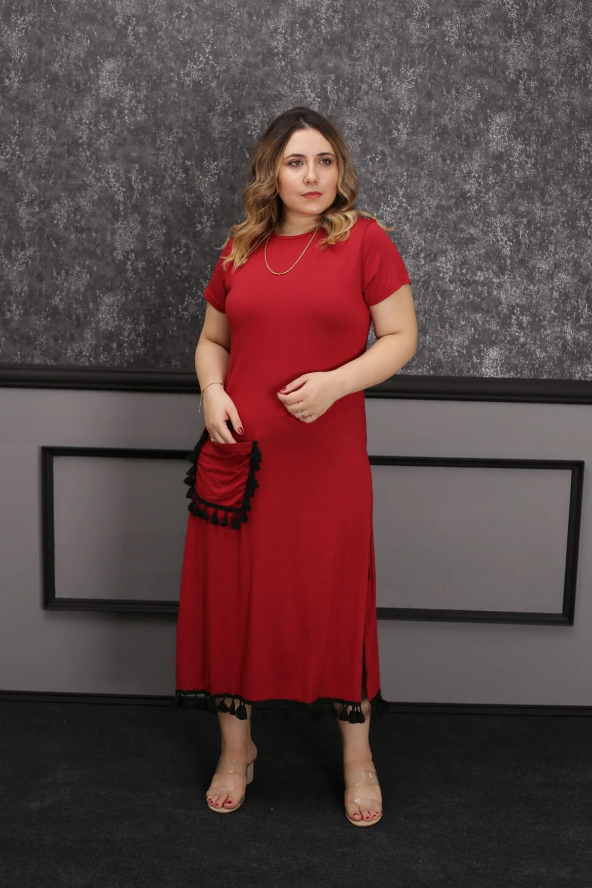 RENKTE GENİŞ KESİM PÜSKÜL DETAYLI BORDO ELBİSE