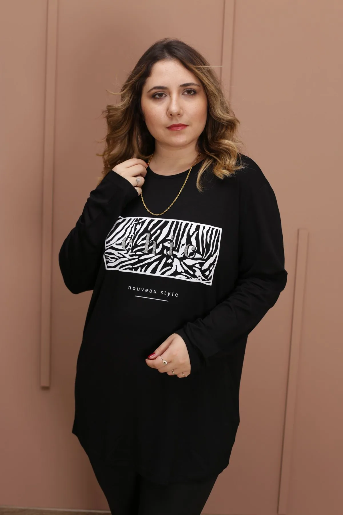 RENKTE GENİŞ KESİM YAZI DETAYLI SİYAH BLUZ