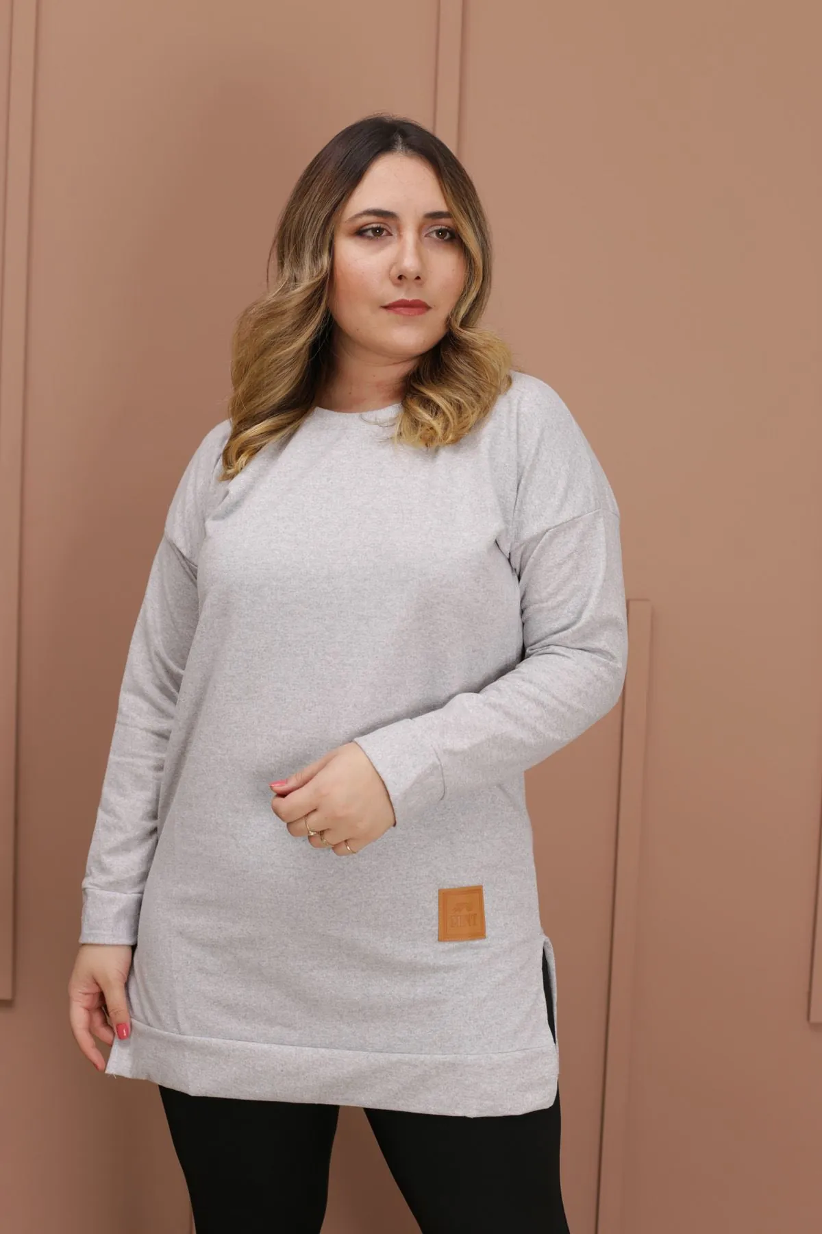 RENKTE ARMA DETAYLI GRİ SWEAT