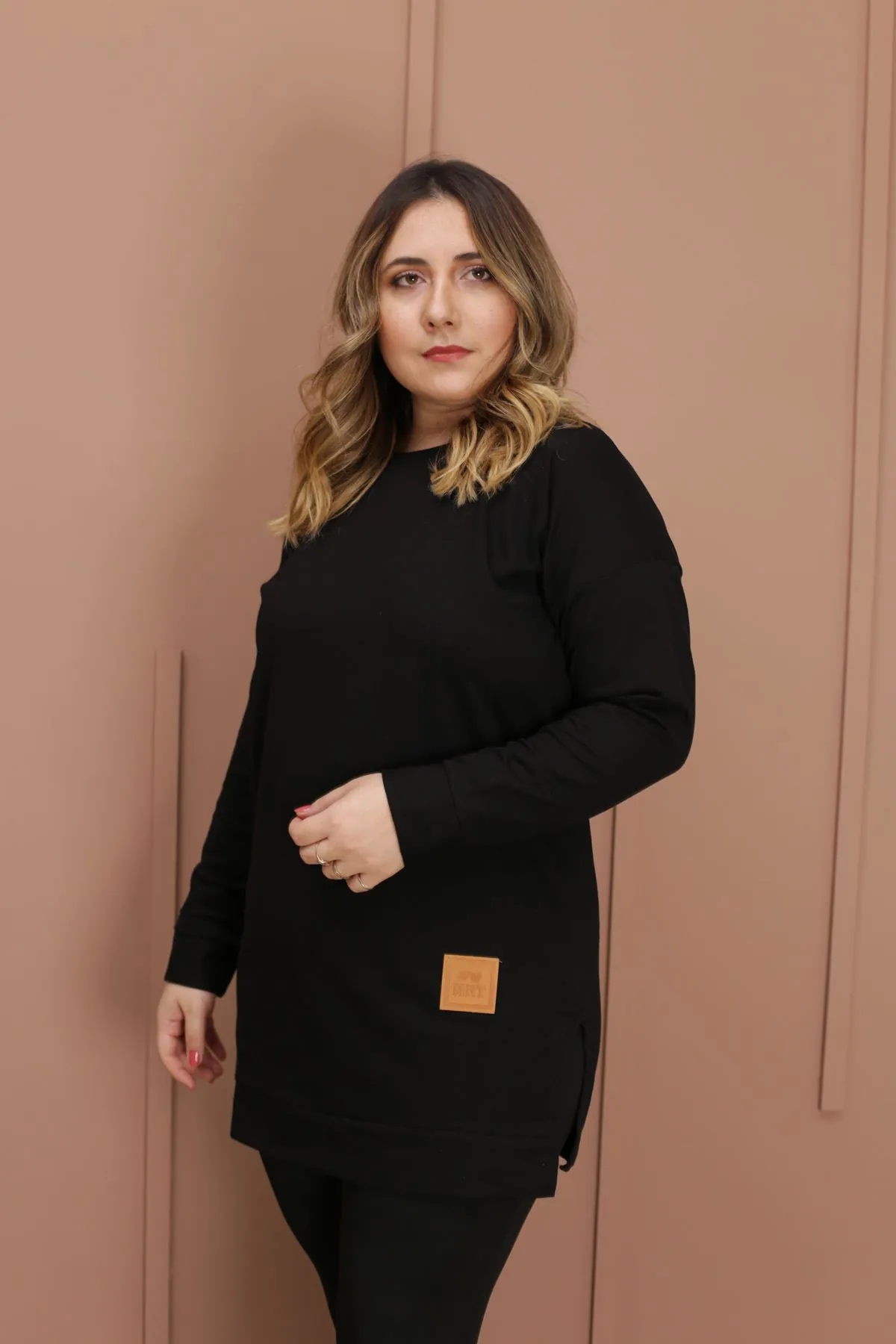RENKTE ARMA DETAYLI SİYAH SWEAT