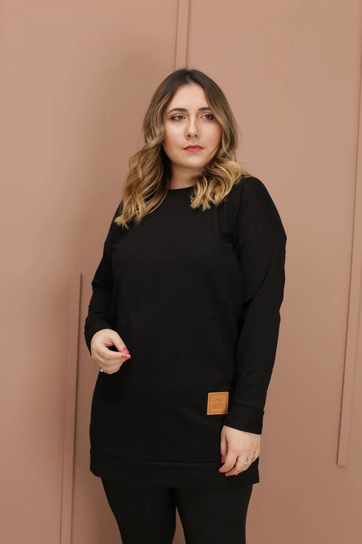 RENKTE ARMA DETAYLI SİYAH SWEAT