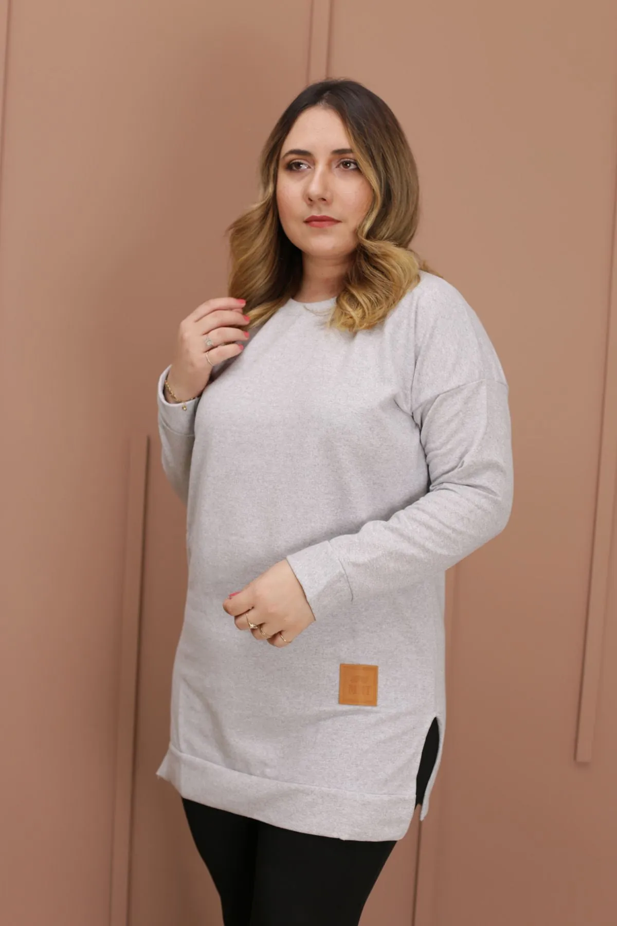 RENKTE ARMA DETAYLI GRİ SWEAT