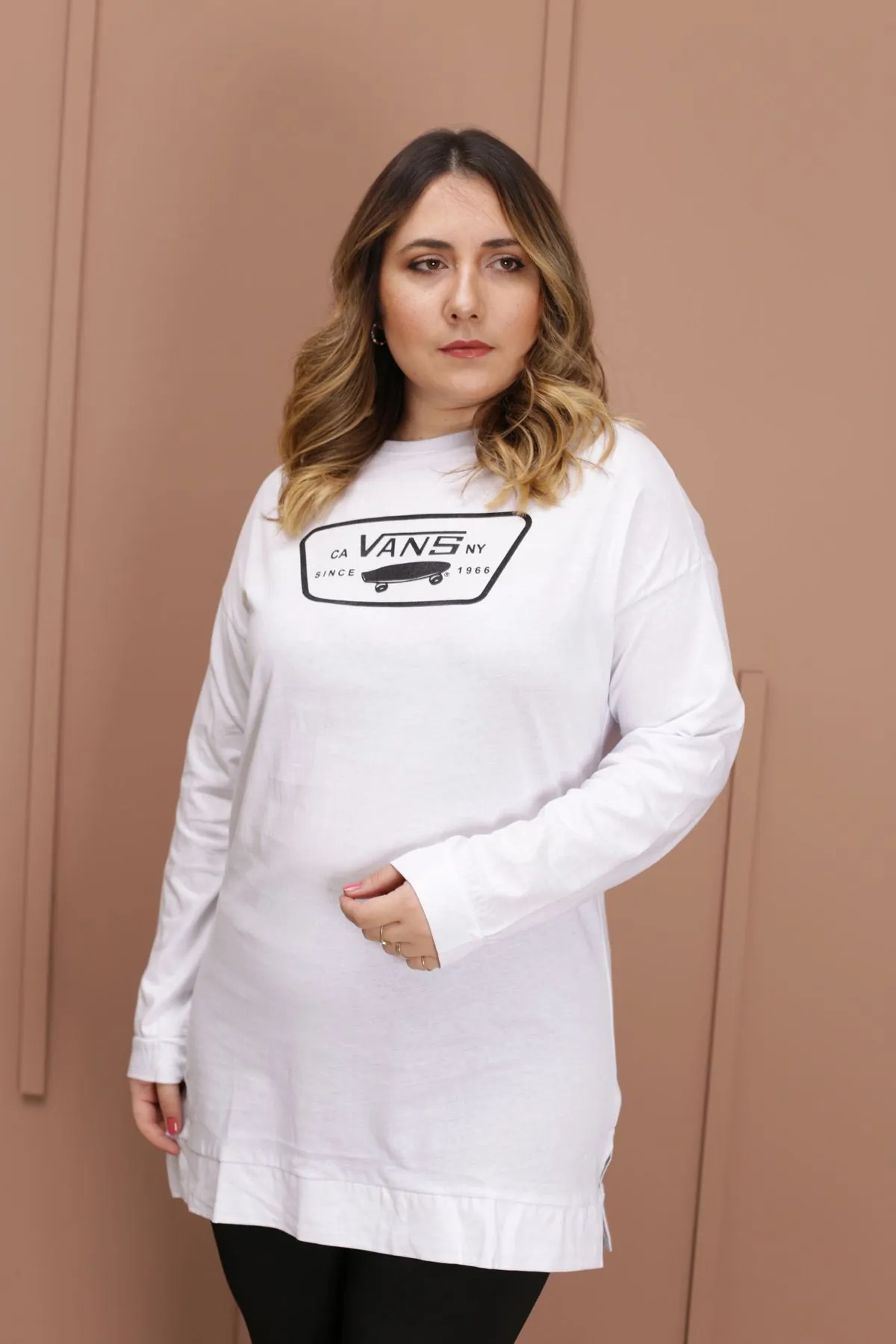 RENKTE ÖNÜ LOGO BASKILI BEYAZ TUNİK&BLUZ