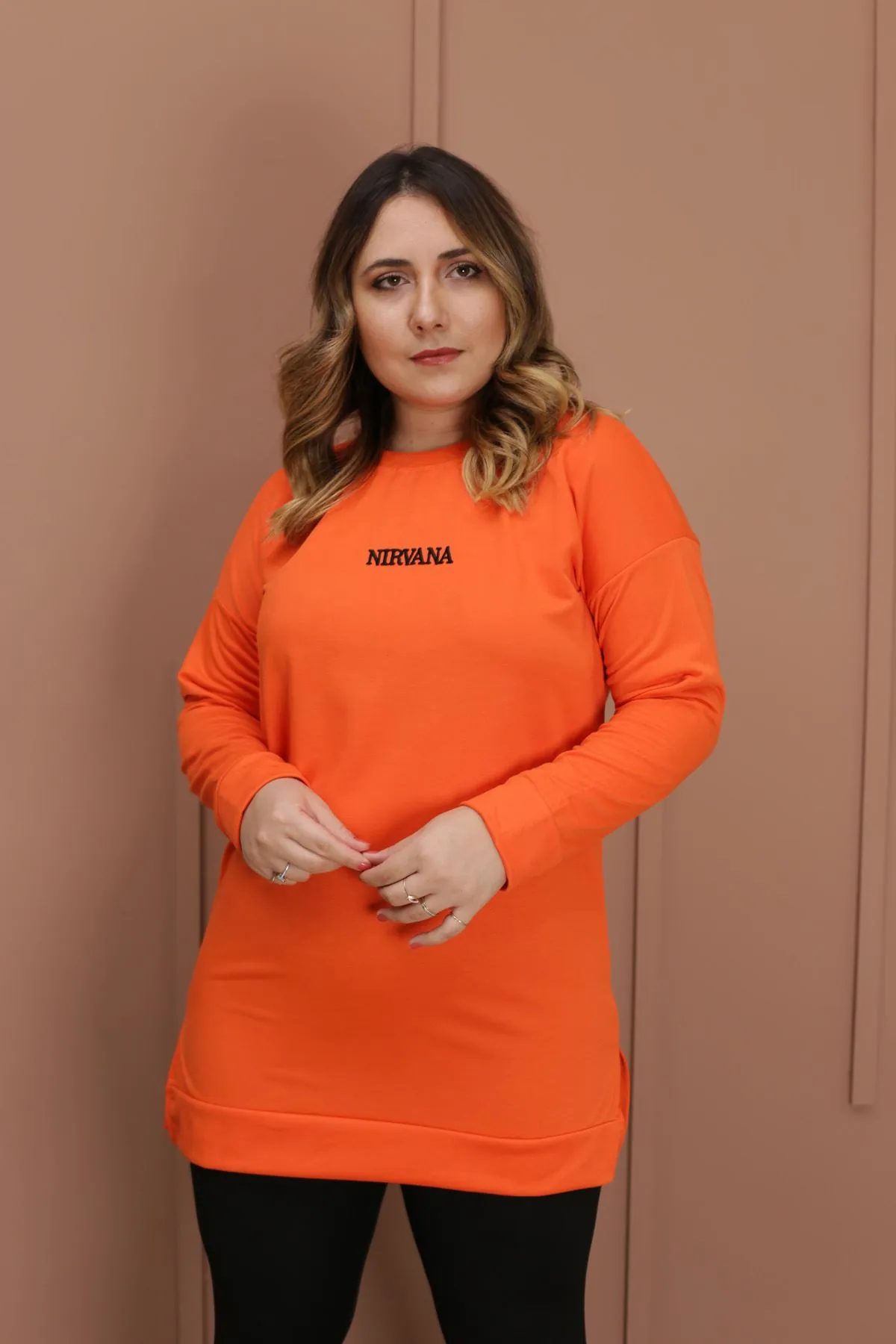 RENKTE YAZI NAKIŞLI TURUNCU SWEAT