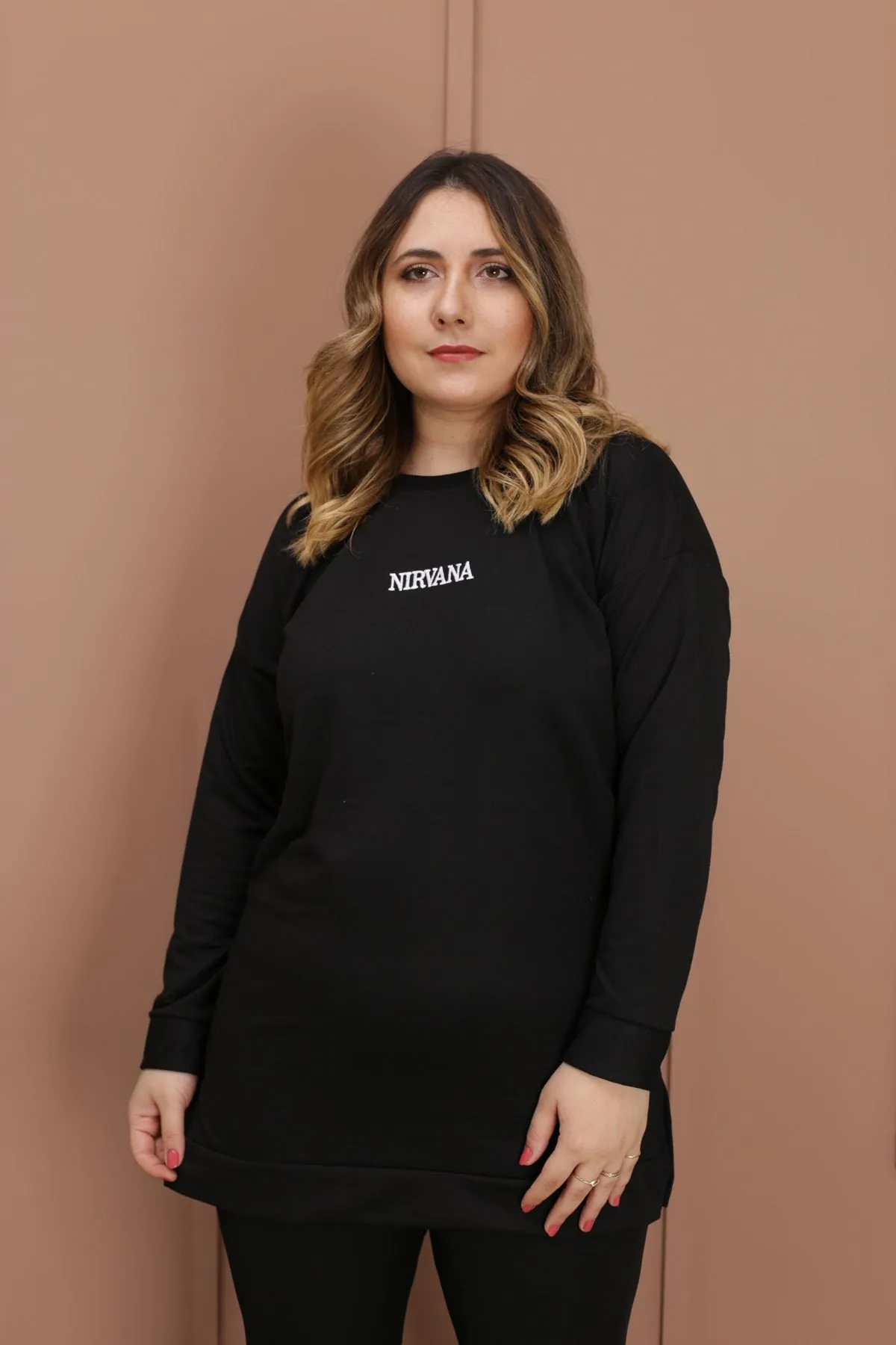 RENKTE YAZI NAKIŞLI SİYAH SWEAT