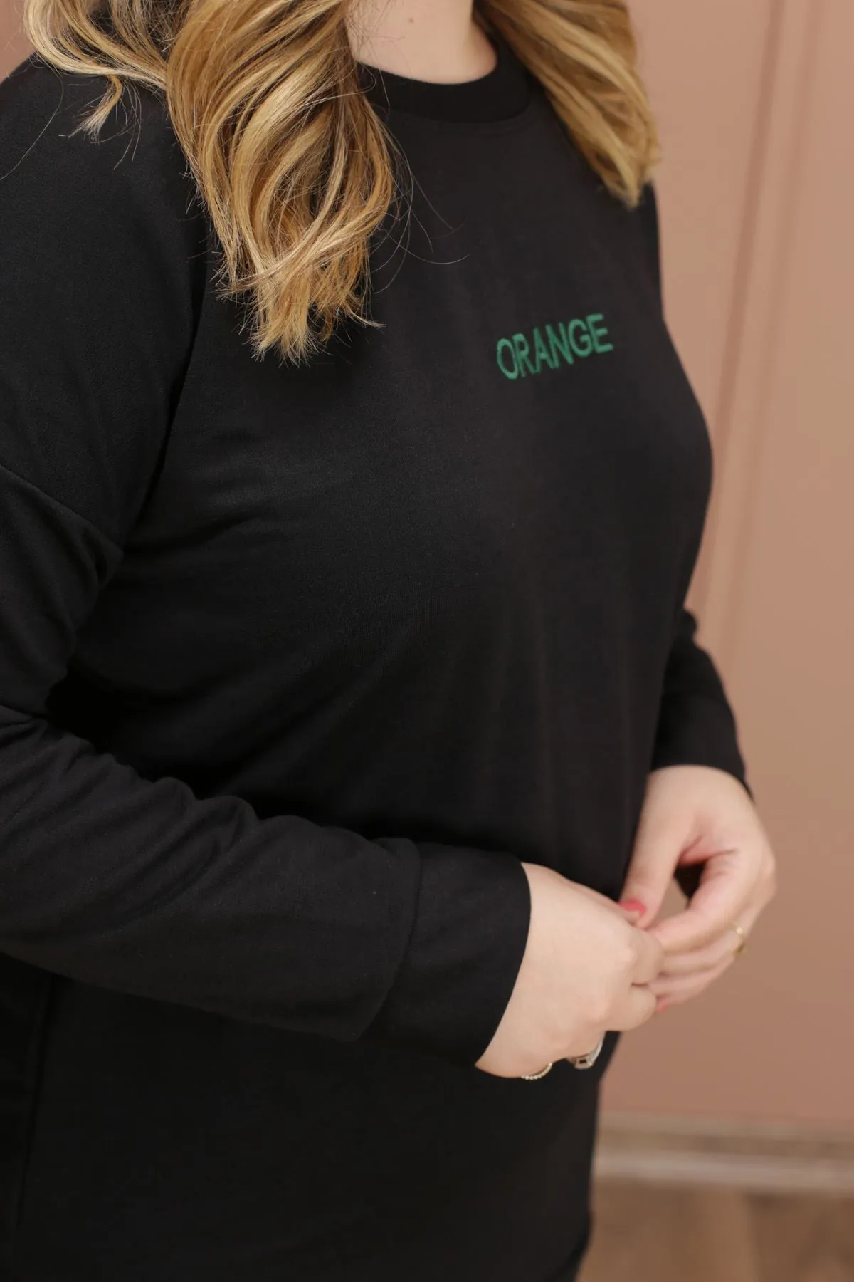 RENKTE NAKIŞ YAZILI SİYAH SWEAT