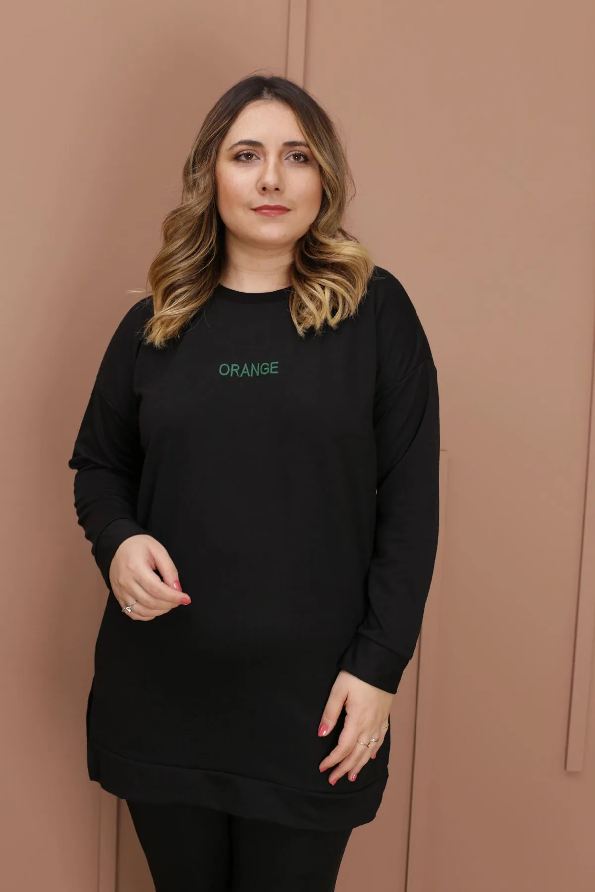 RENKTE NAKIŞ YAZILI SİYAH SWEAT