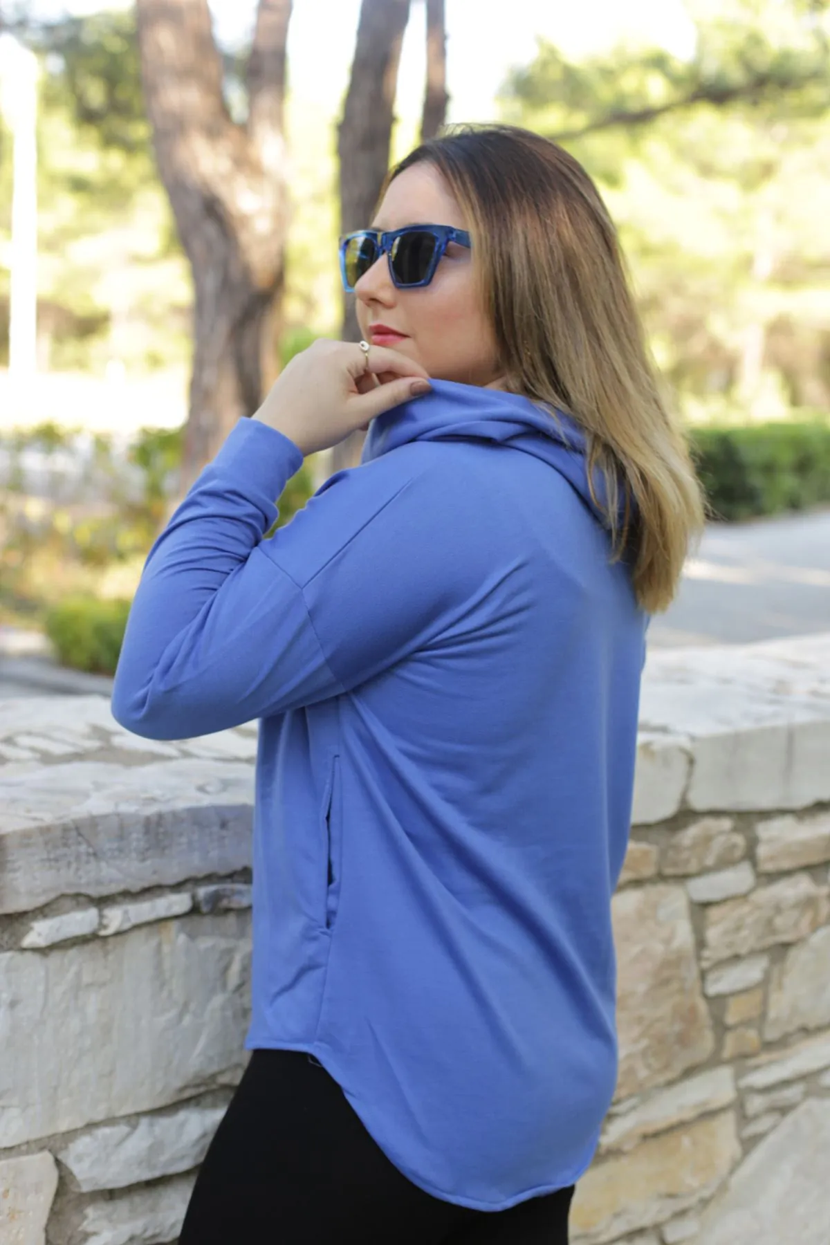 RENKTE OVERSİZE YAKASI PATLI MAVİ SWEAT
