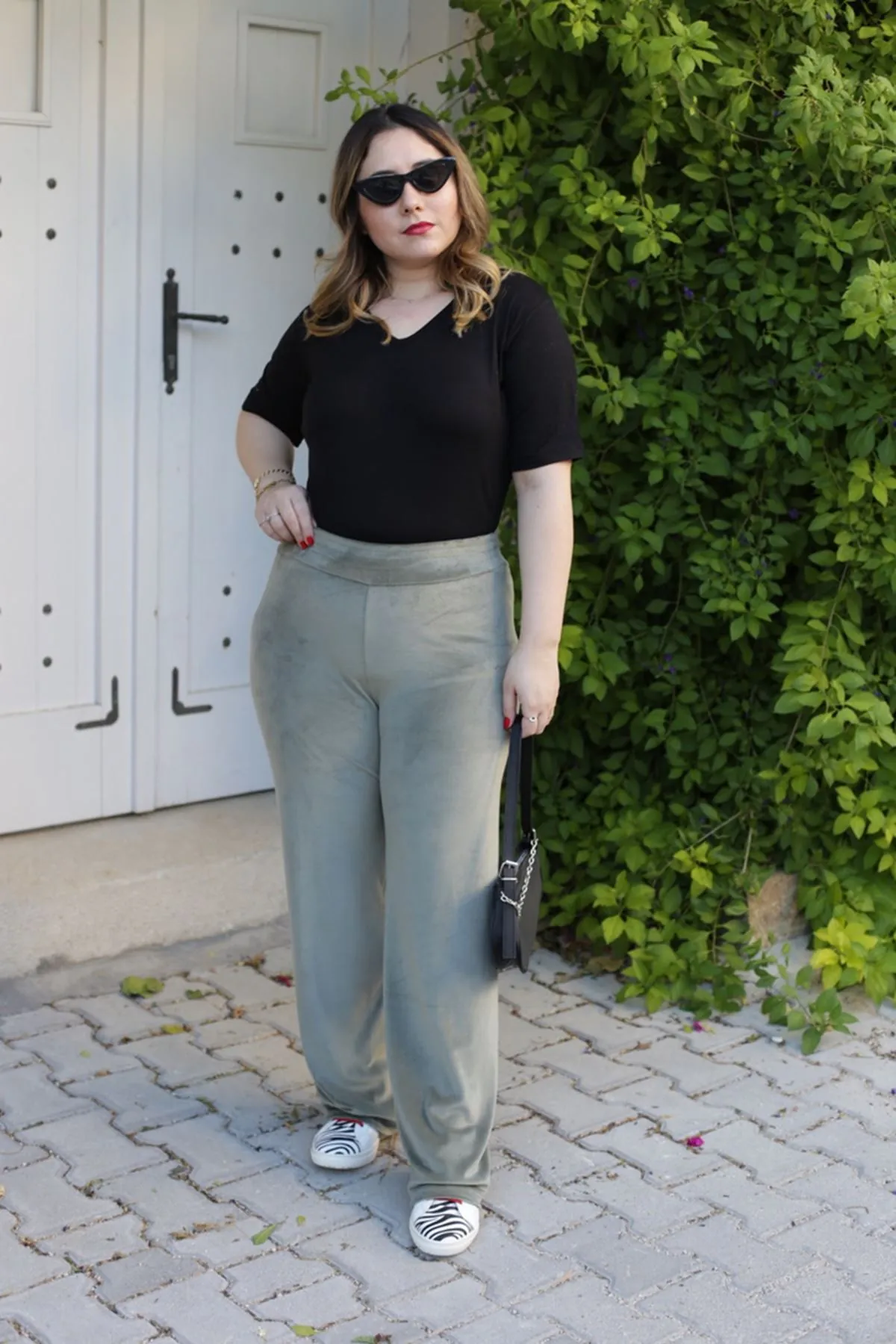 RENKTE GENİŞ KESİM ESNEK YEŞİL KADİFE PANTOLON