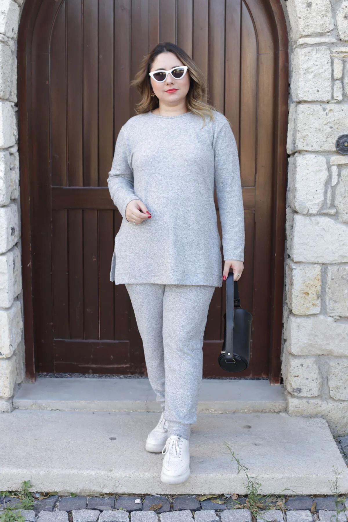 RENKTE GENİŞ KESİM YIRTMAÇLI GRİ TAKIM