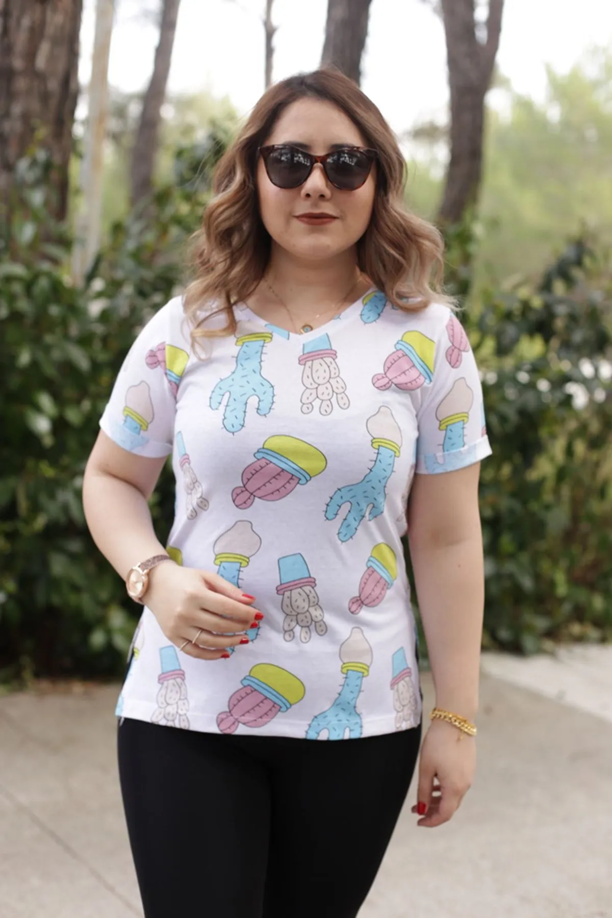 RENKTE V YAKA YIRTMAÇLI DESENLİ TSHİRT