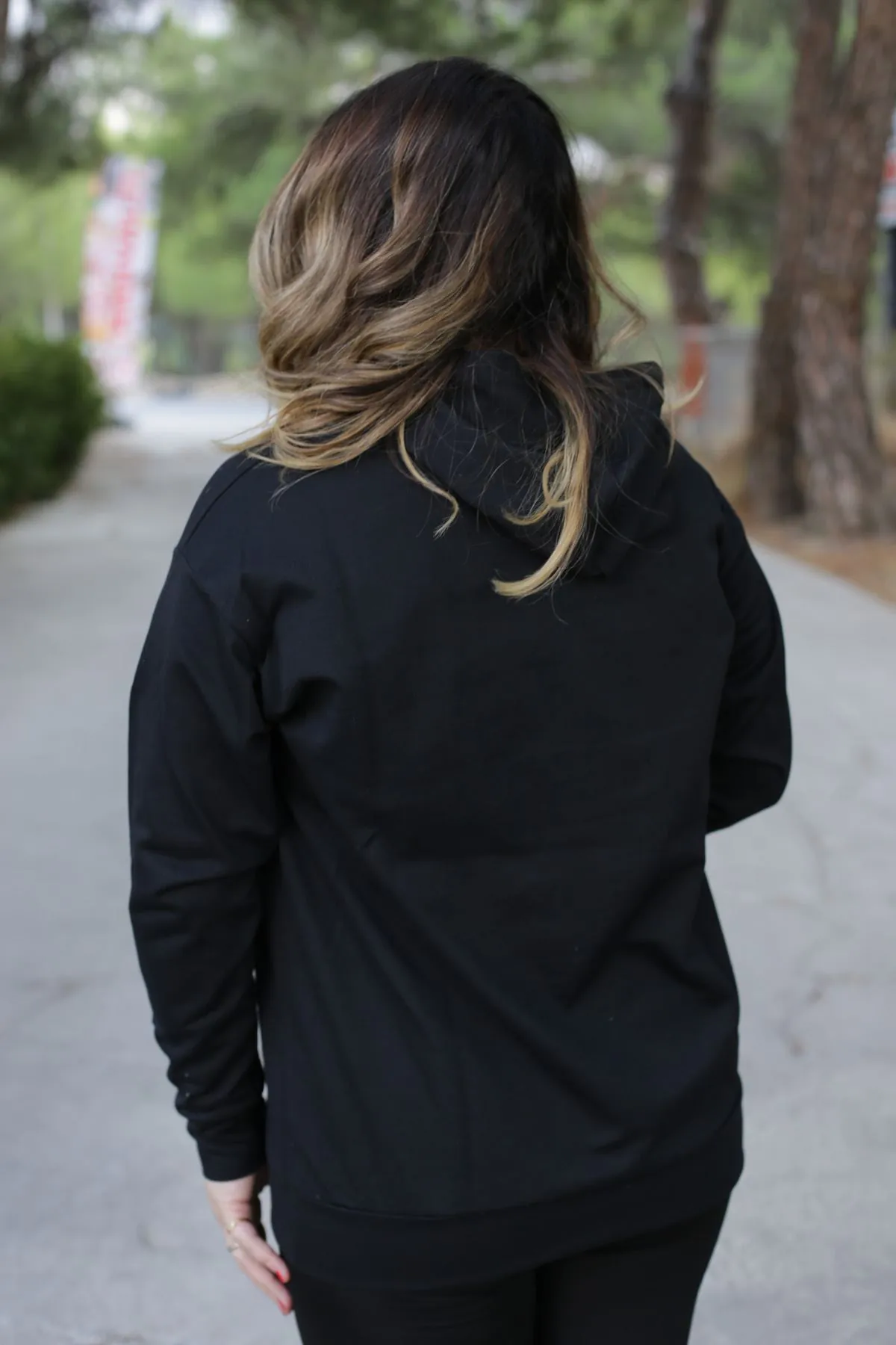 RENKTE BASKILI OVERSİZE SİYAH SWEAT