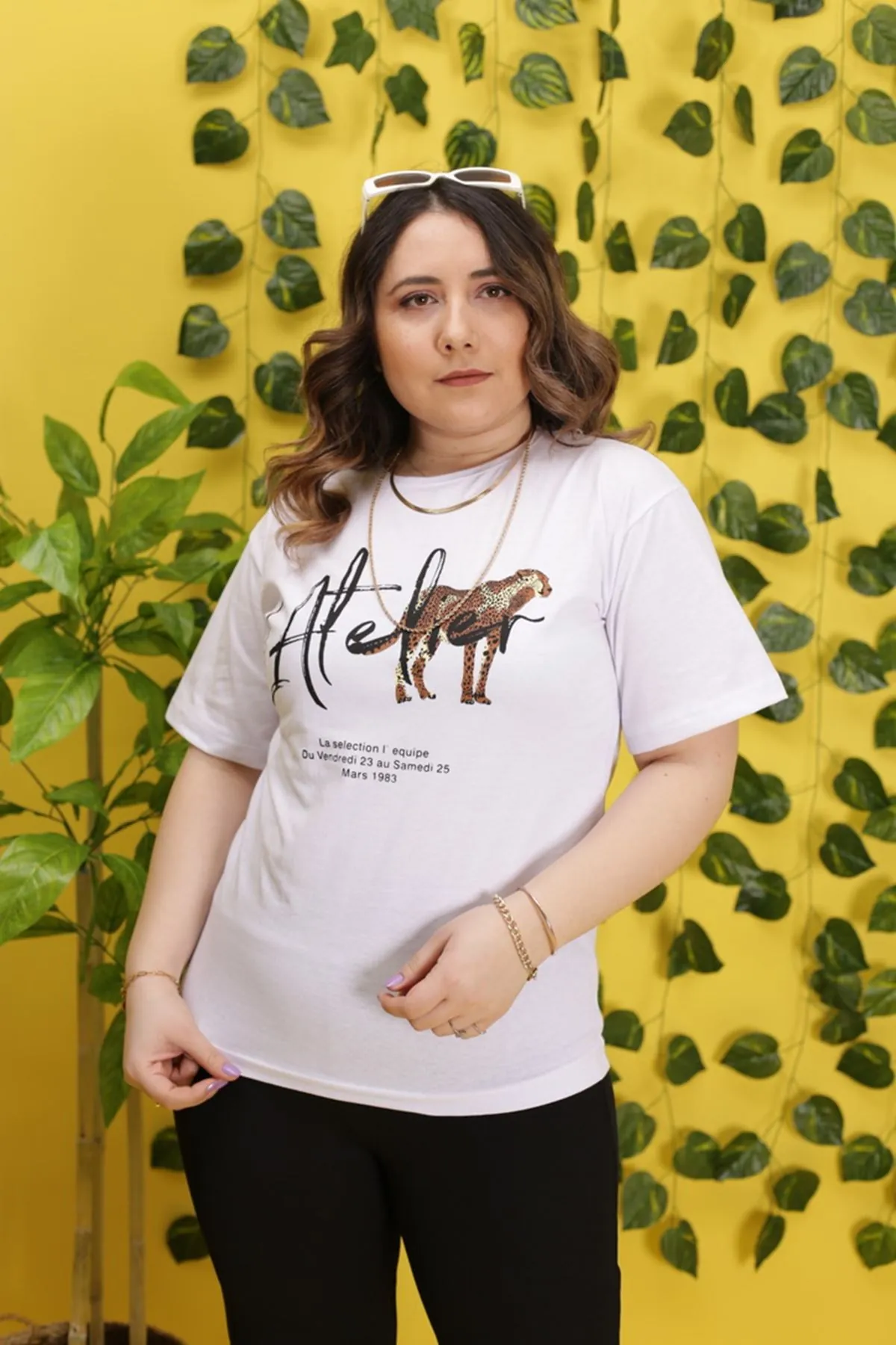 RENKTE GENİŞ KESİM LEOPAR DETAYLI BEYAZ TSHİRT