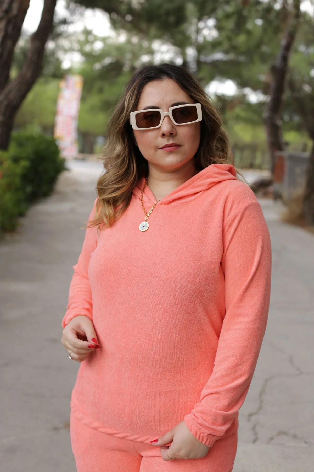 RENKTE GENİŞ KESİM TURUNCU KADİFE HAVLU TAKIM