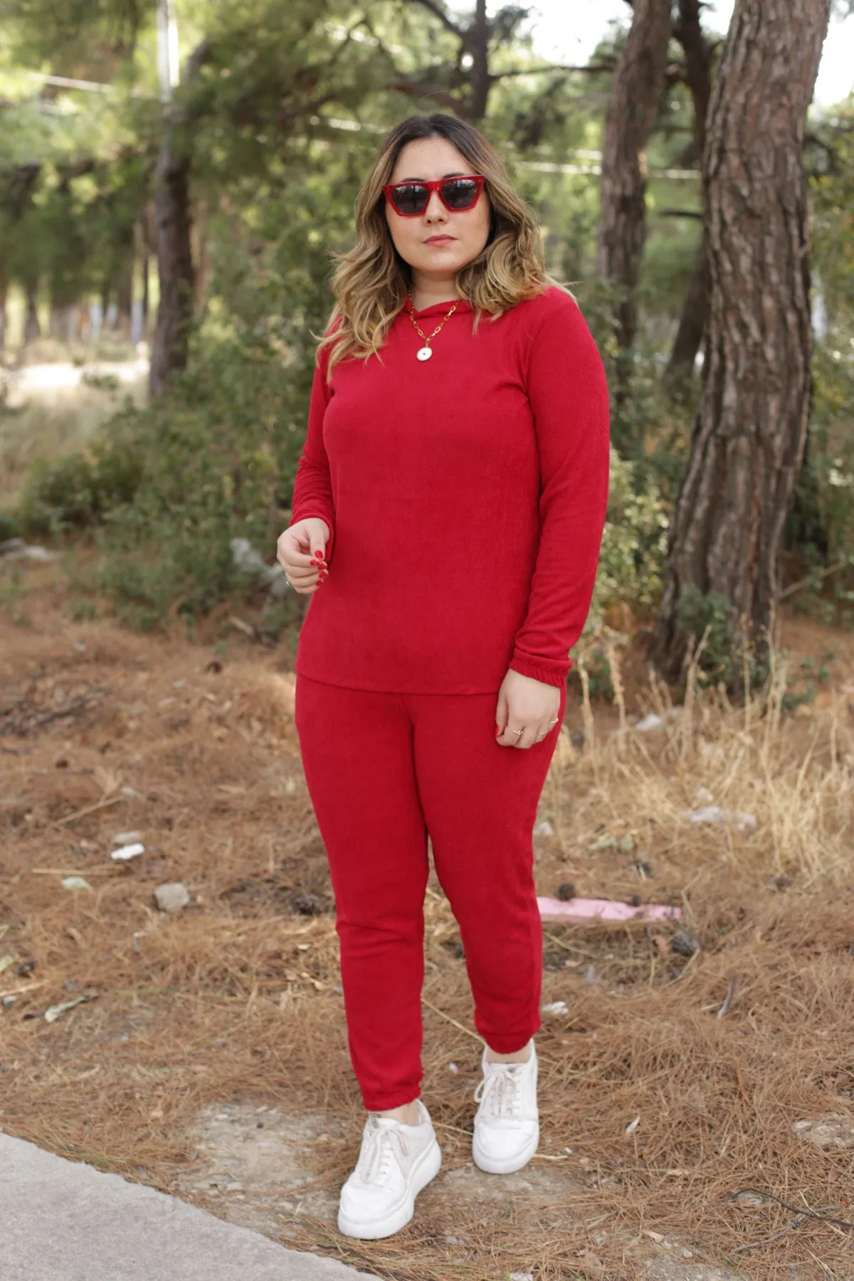 RENKTE GENİŞ KESİM KIRMIZI KADİFE HAVLU TAKIM