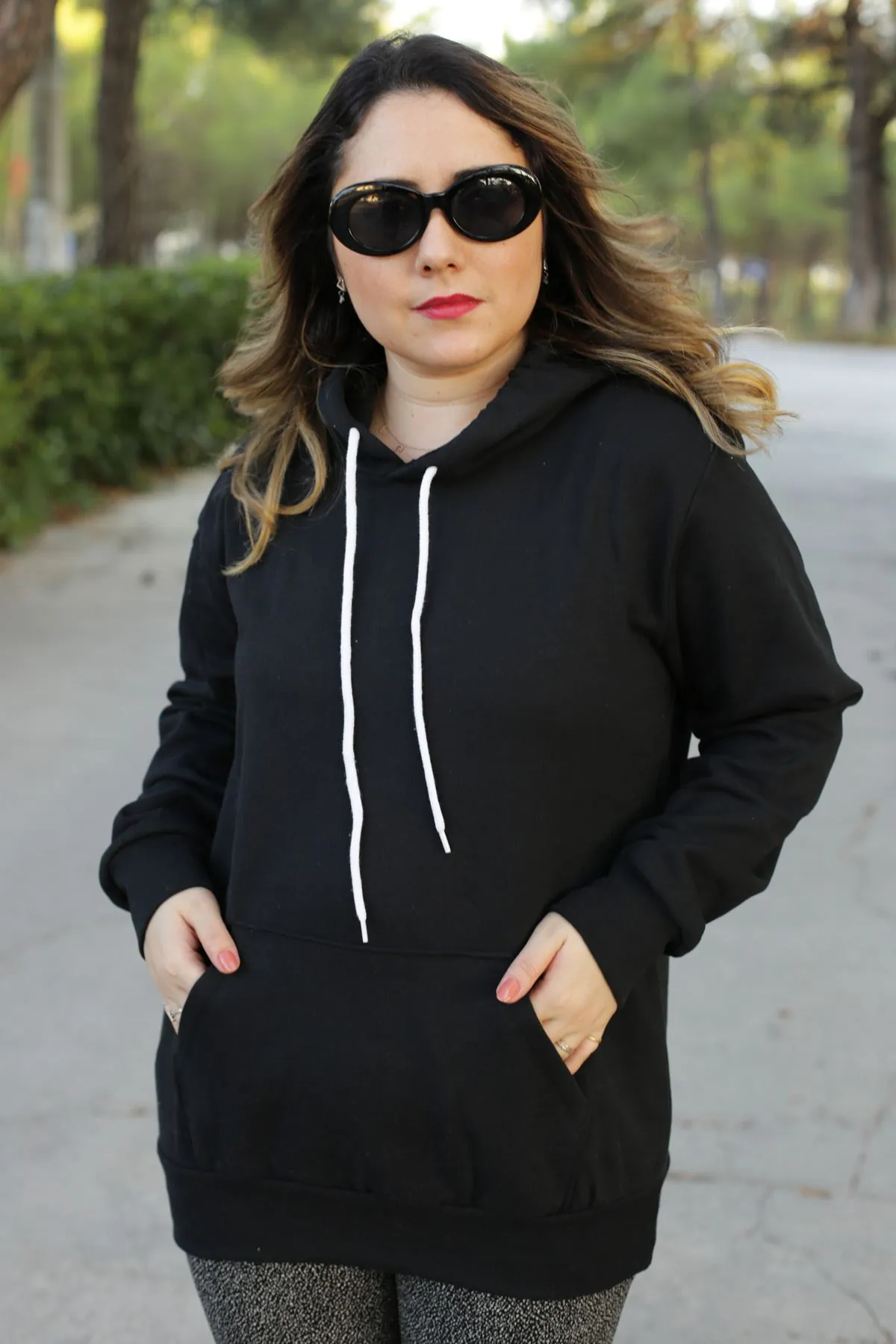 RENKTE KANGURU CEPLİ ŞARDONLU SİYAH SWEAT