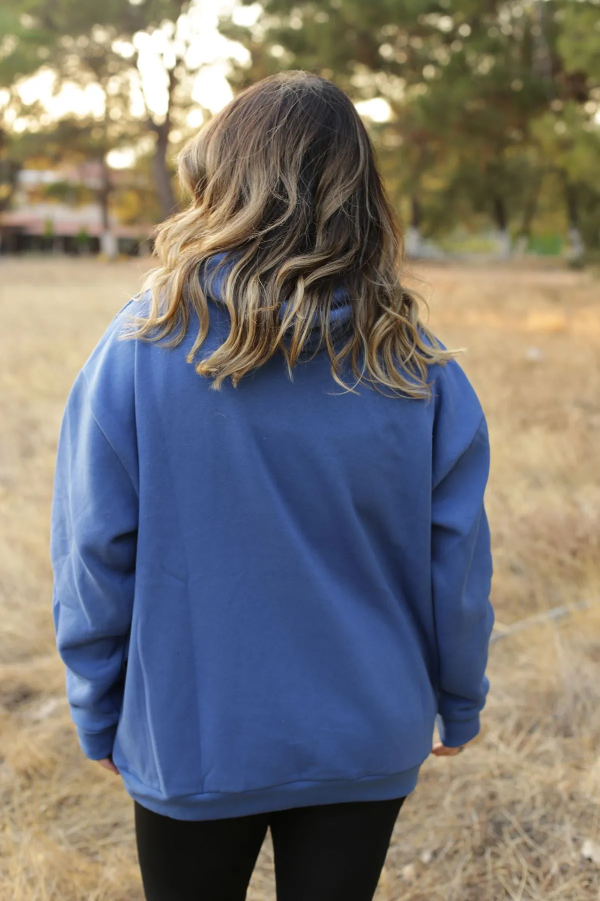 RENKTE CEPLİ GENİŞ KESİM ÜÇ İPLİK ŞARDONLU MAVİ SWEAT