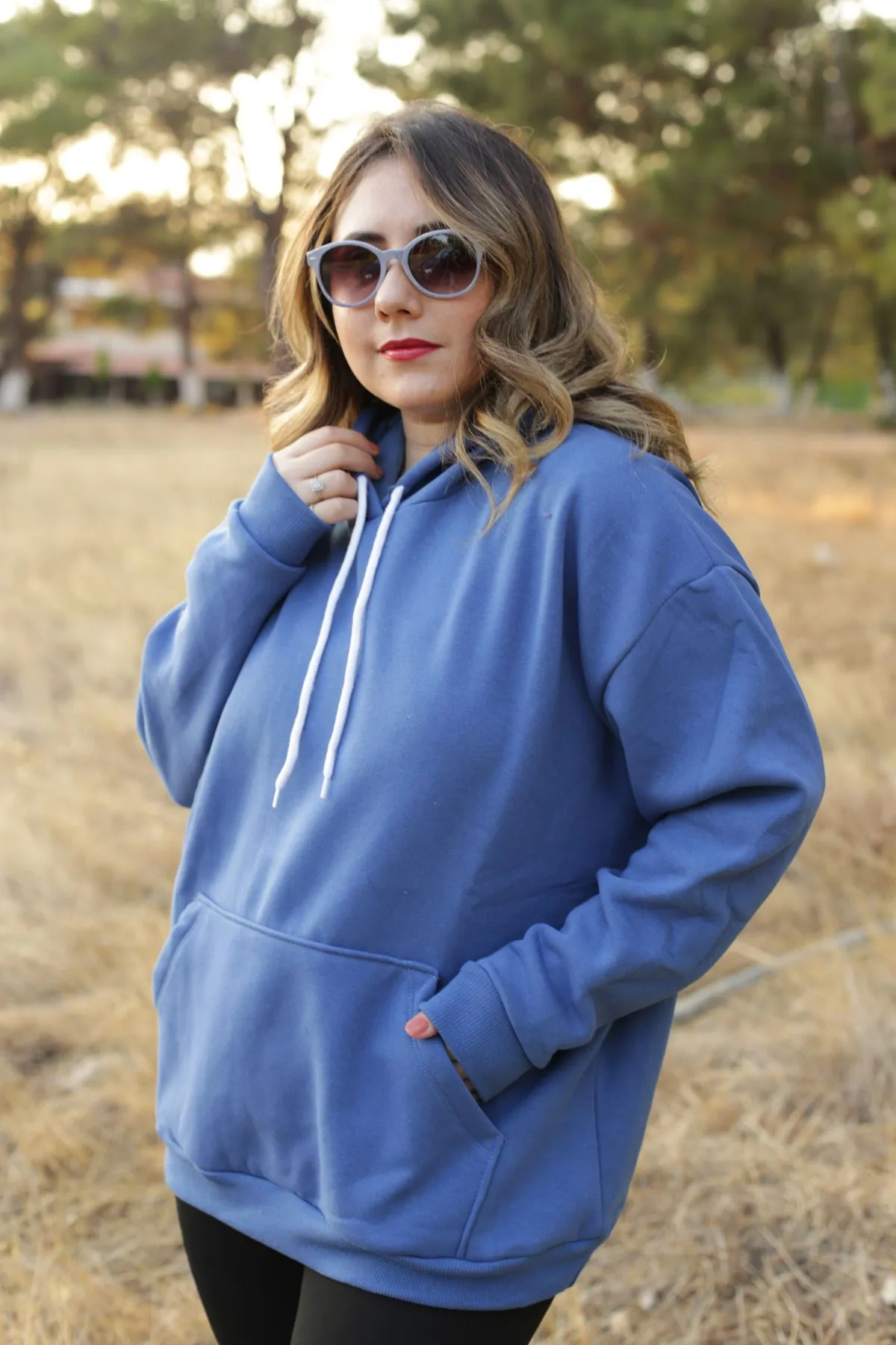 RENKTE CEPLİ GENİŞ KESİM ÜÇ İPLİK ŞARDONLU MAVİ SWEAT