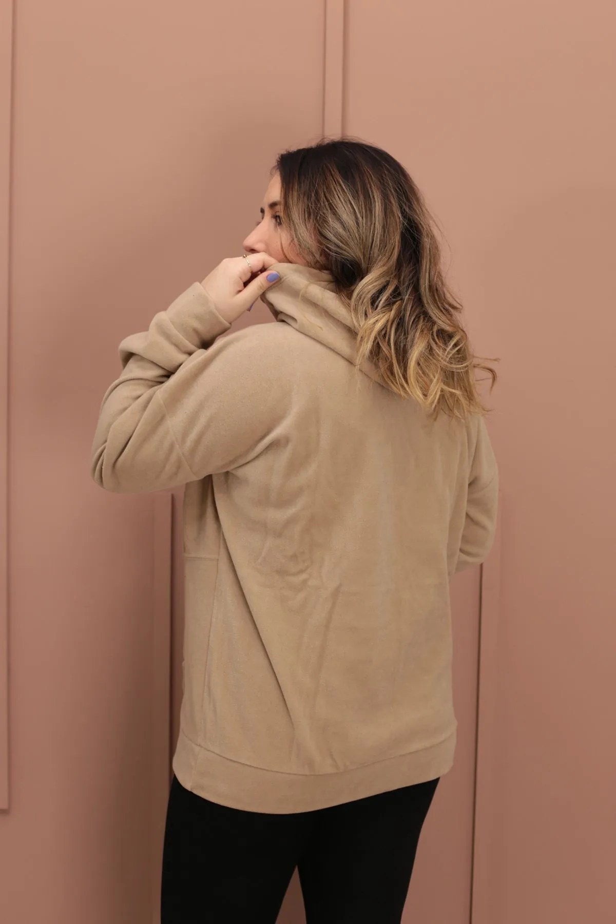 RENKTE KANGURU CEPLİ OVERSİZE KAHVE POLAR SWEAT
