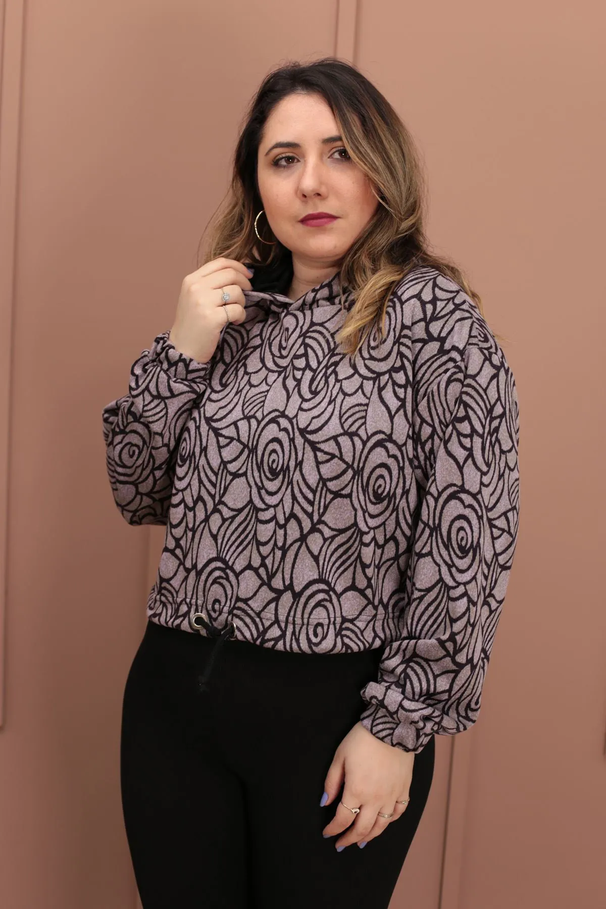 RENKTE BELİ İPLİ PEMBE DESENLİ KAPŞONLU SWEAT