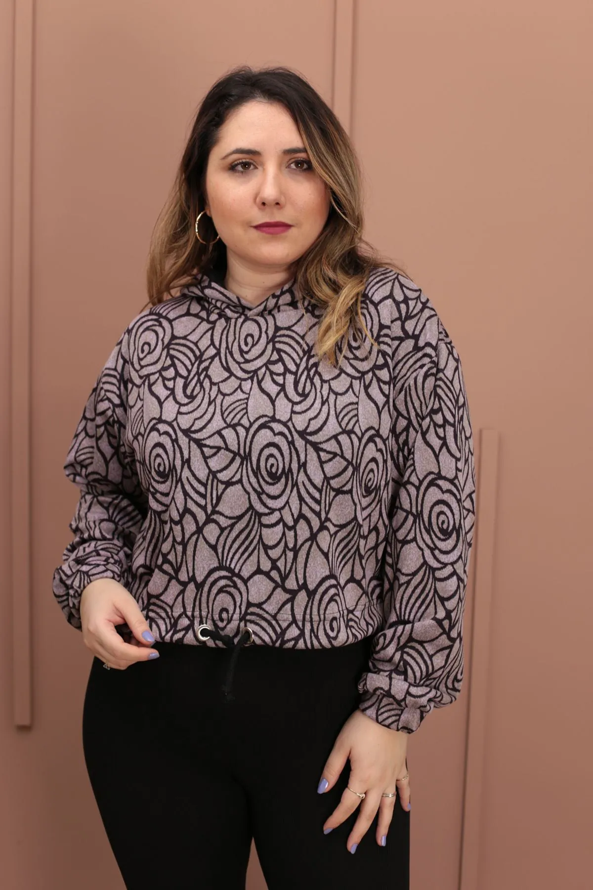 RENKTE BELİ İPLİ PEMBE DESENLİ KAPŞONLU SWEAT