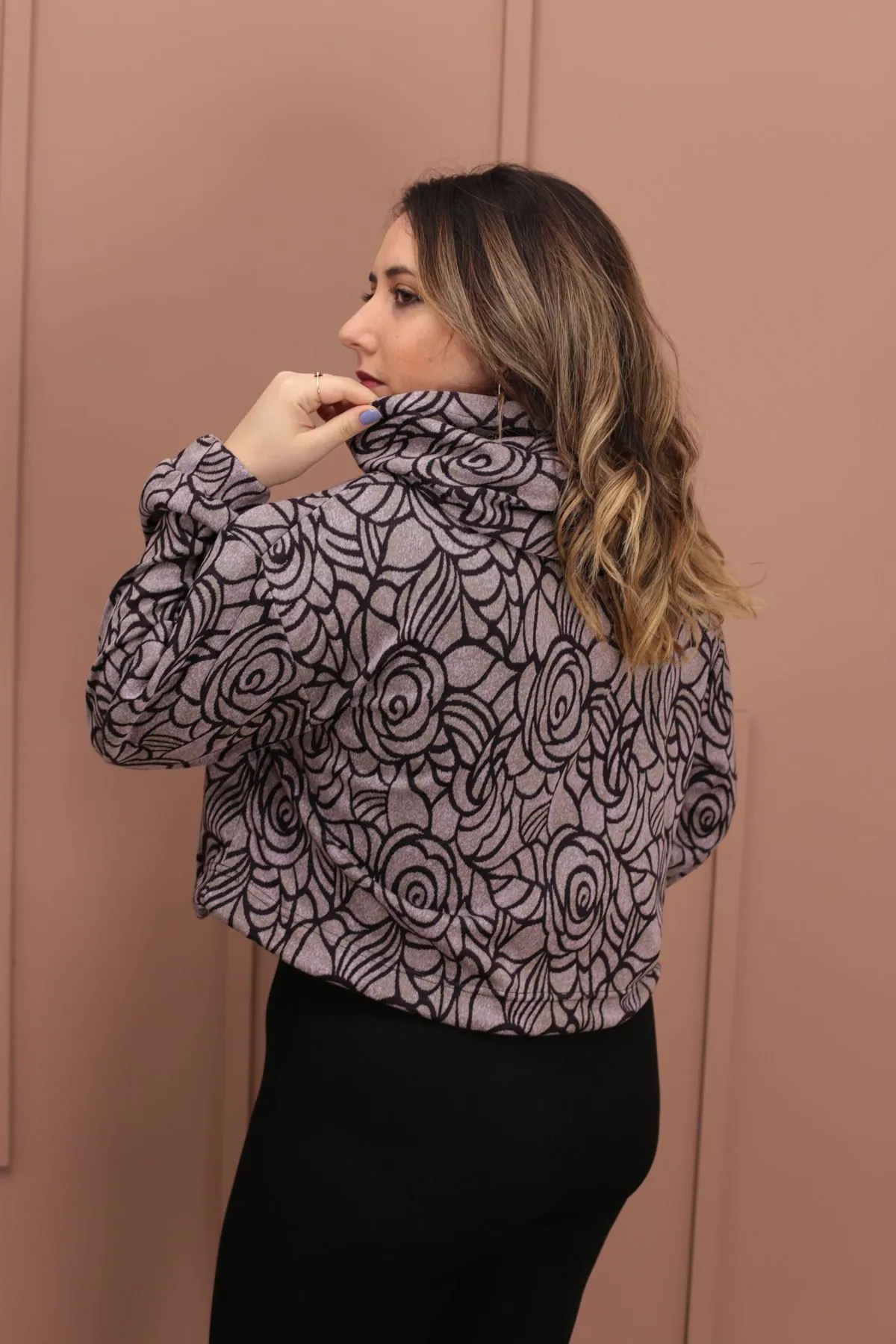 RENKTE BELİ İPLİ PEMBE DESENLİ KAPŞONLU SWEAT