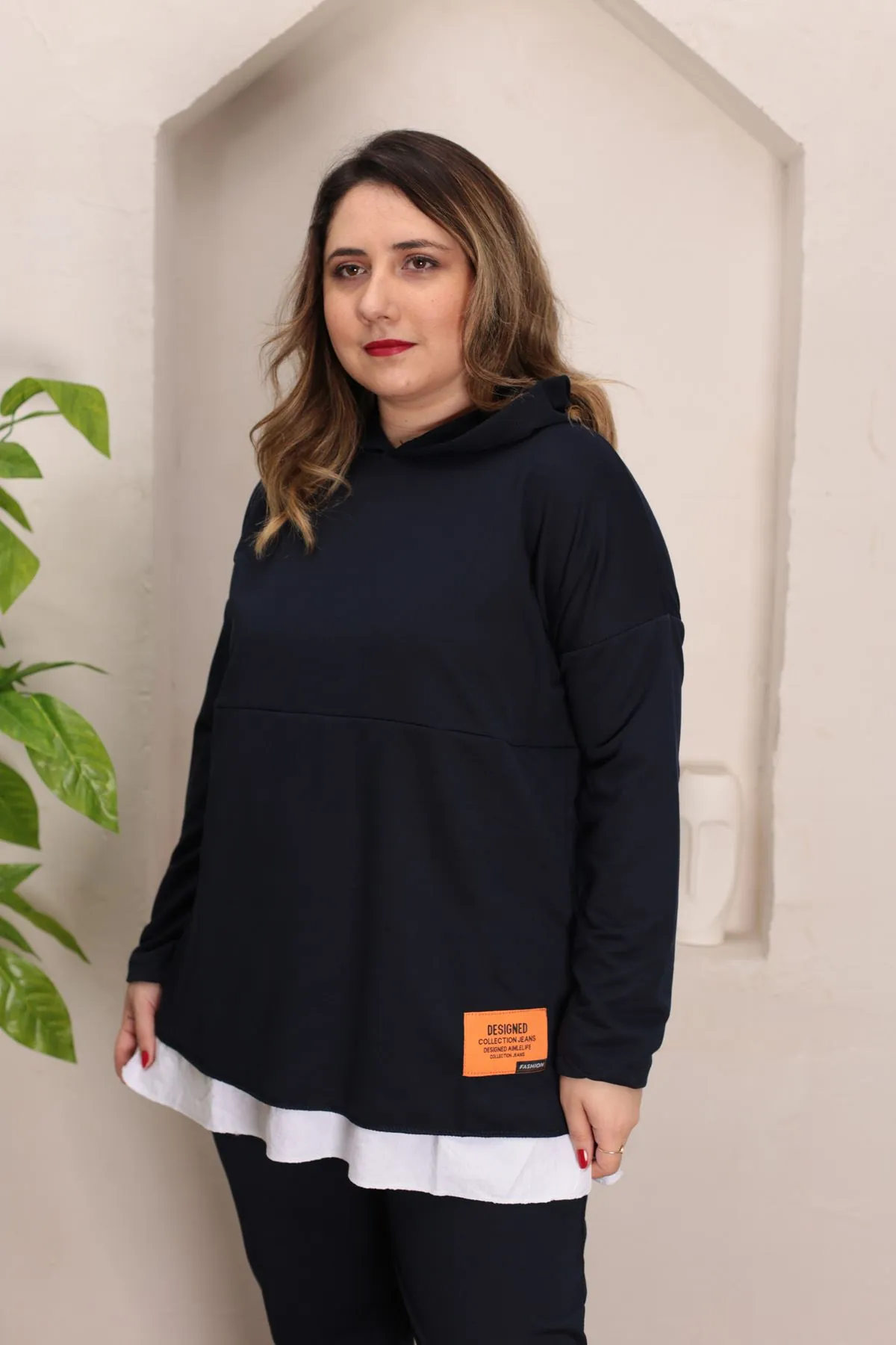 RENKTE GENİŞ KESİM BEYAZ DETAYLI LACİVERT TAKIM