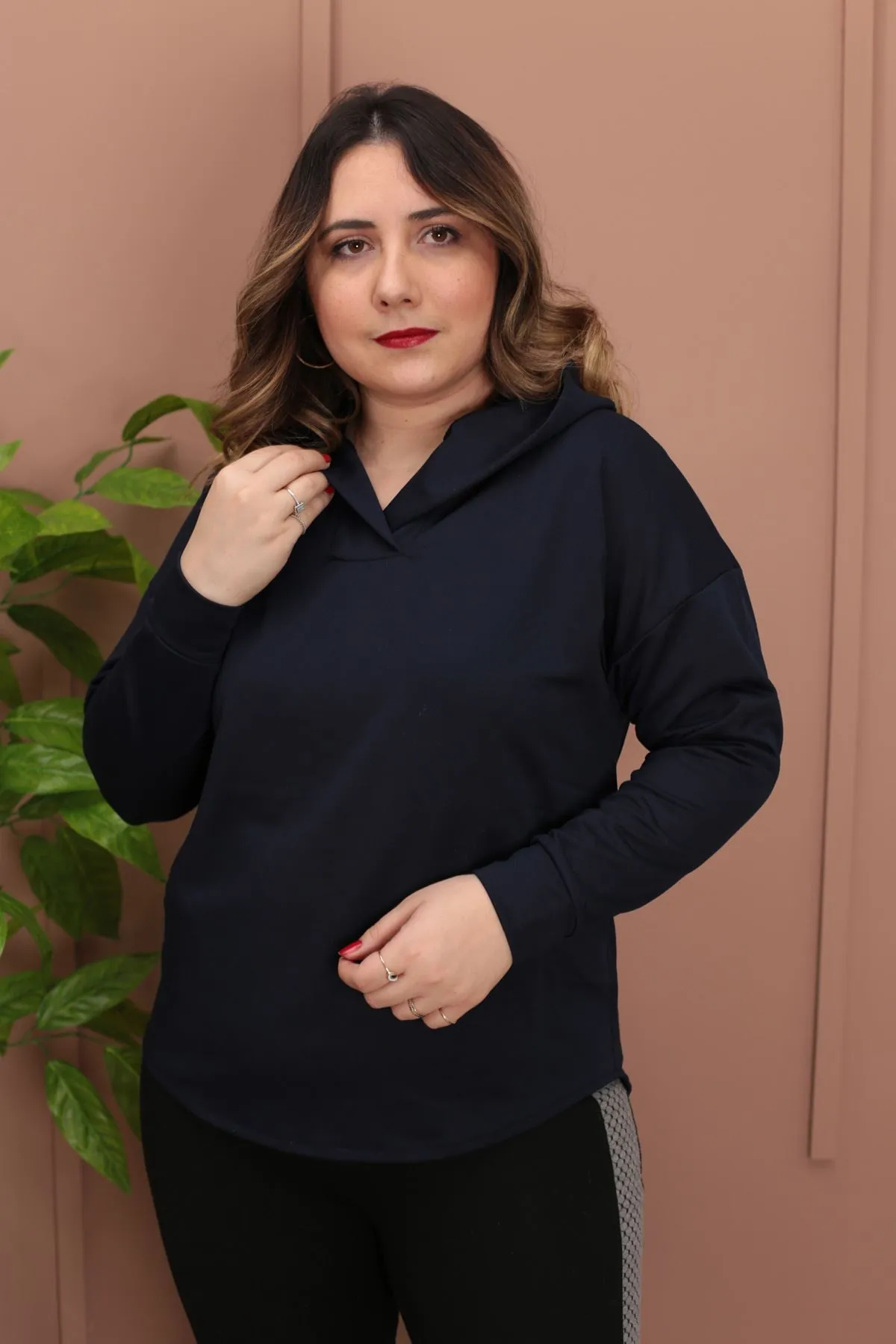 RENKTE OVERSİZE YAKASI PATLI KOYU LACİVERT SWEAT