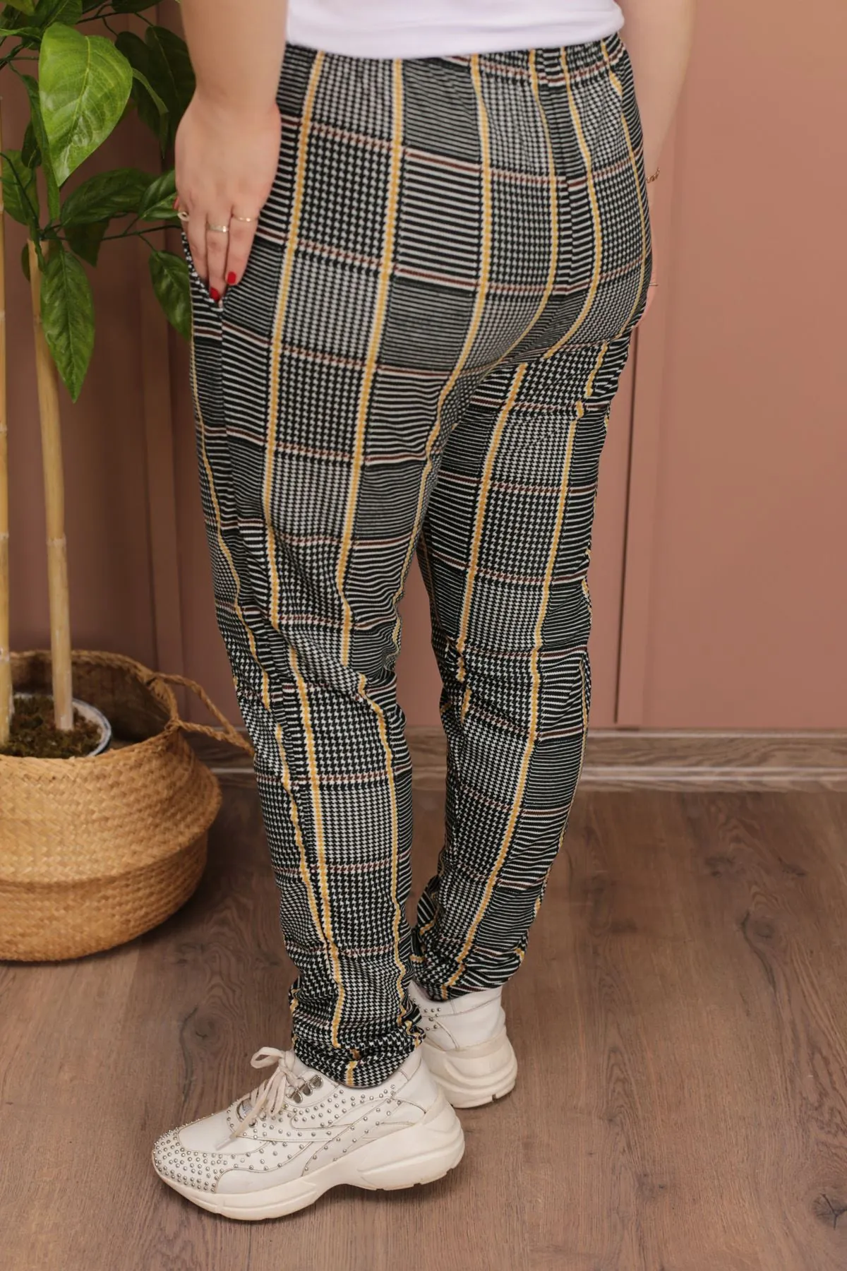 RENKTE GENİŞ KESİM DAR PAÇA DESENLİ SÜET PANTOLON