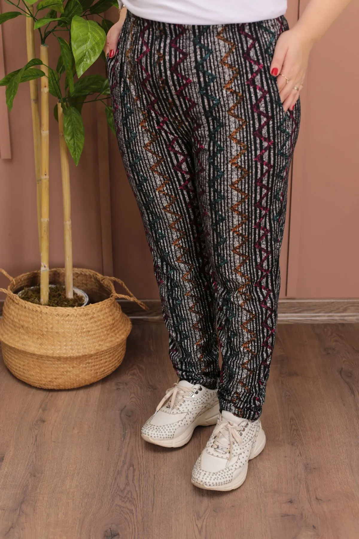 RENKTE GENİŞ KESİM DAR PAÇA DESENLİ SÜET PANTOLON