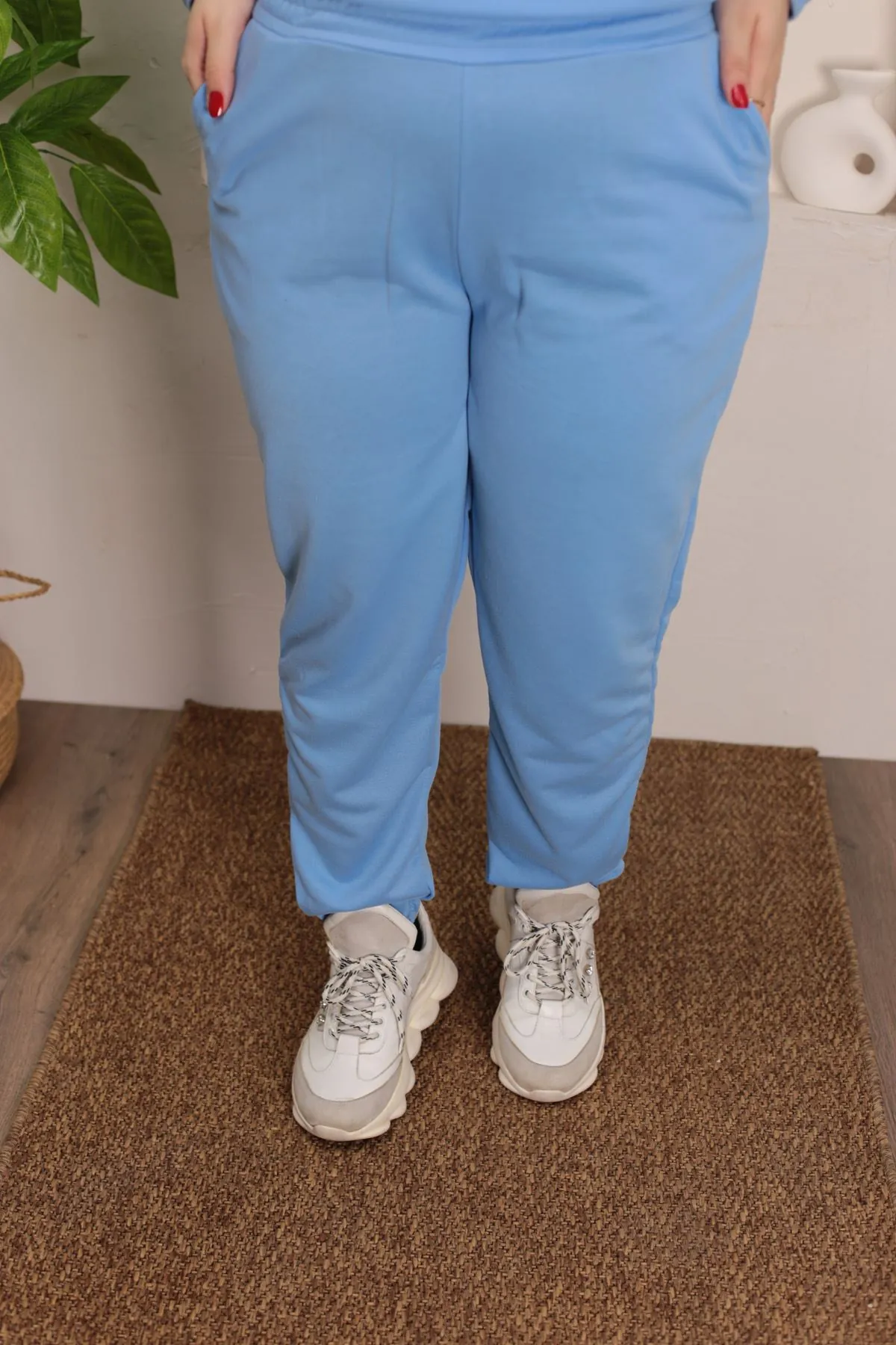 RENKTE GENİŞ KESİM BEYAZ DETAYLI MAVİ TAKIM