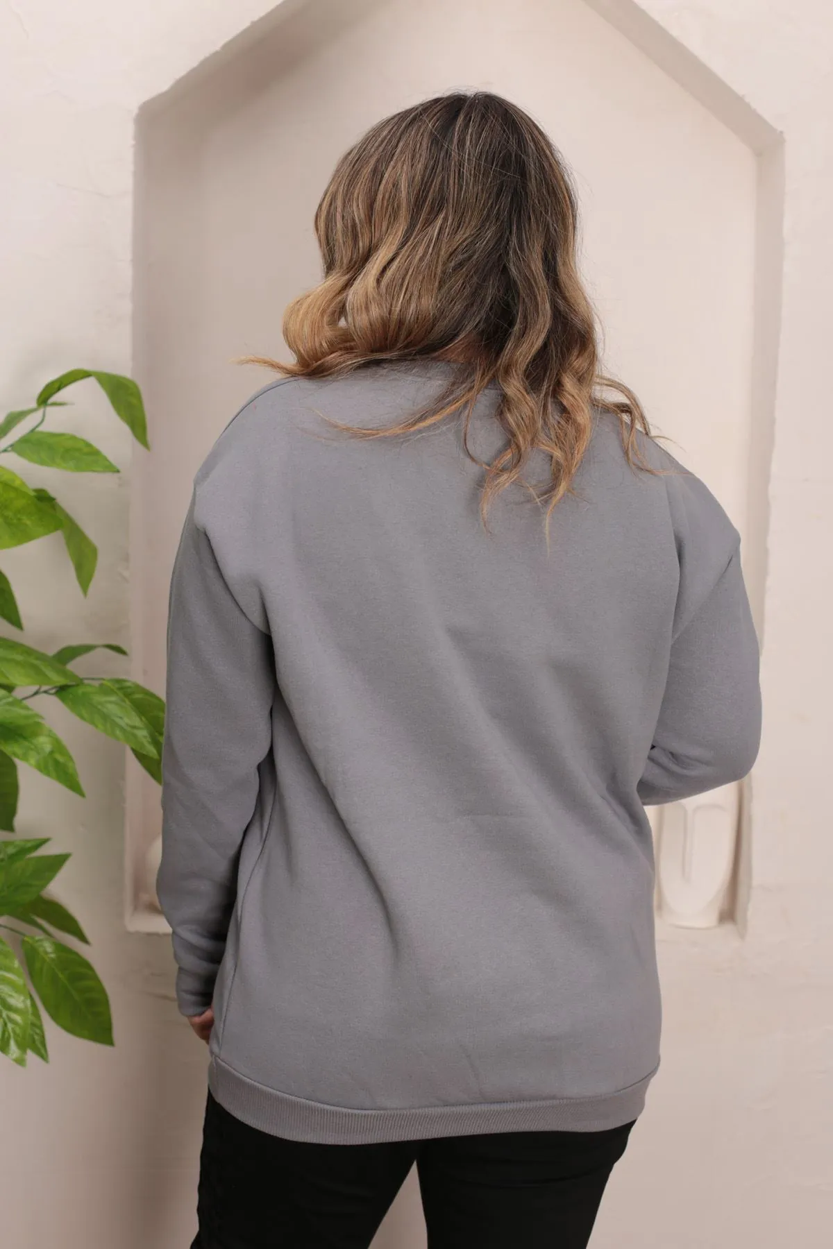 RENKTE YAZILI GENİŞ KESİM ŞARDONLU FÜME SWEAT