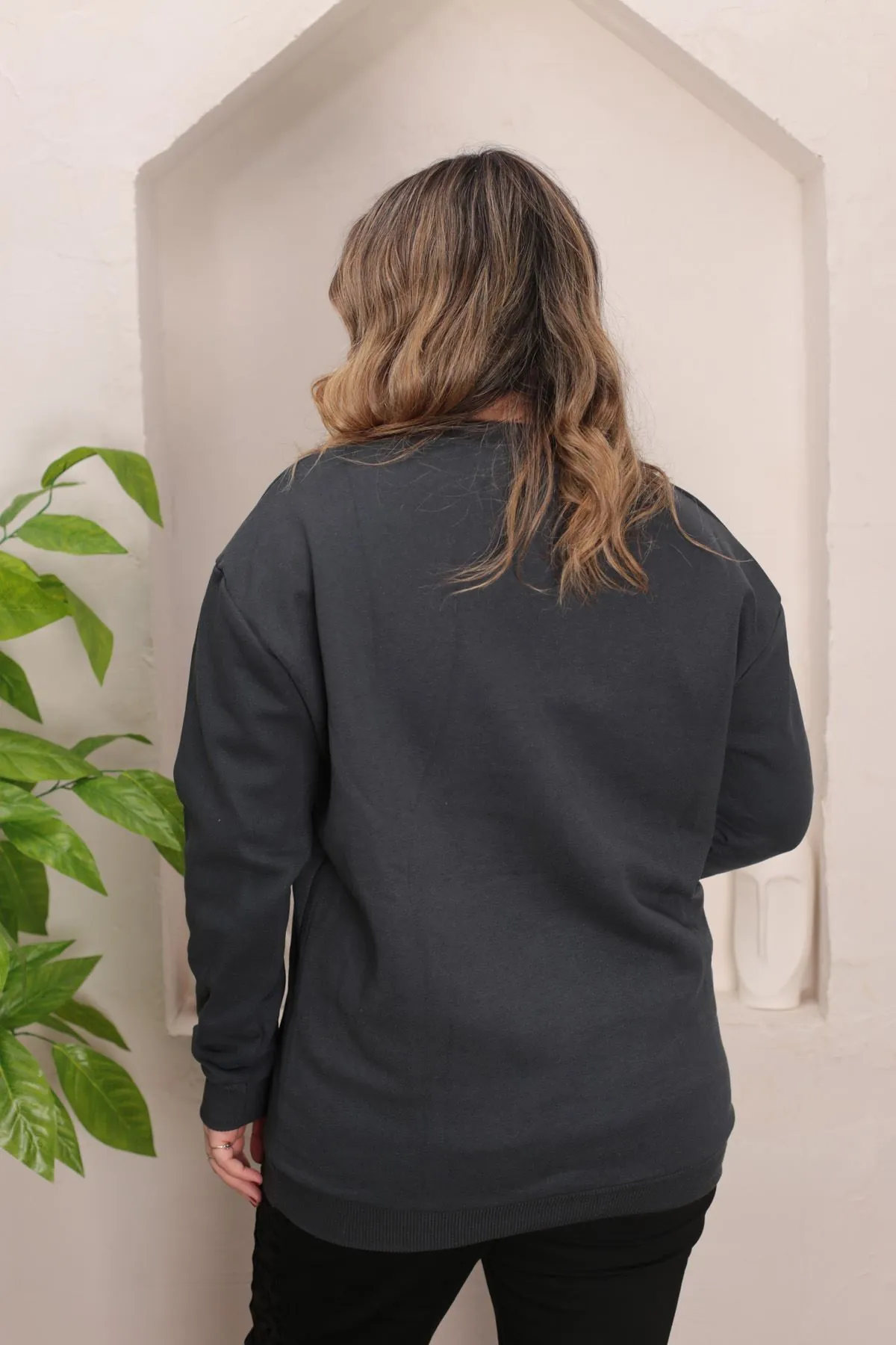 RENKTE YAZILI GENİŞ KESİM ŞARDONLU ANTRASİT SWEAT
