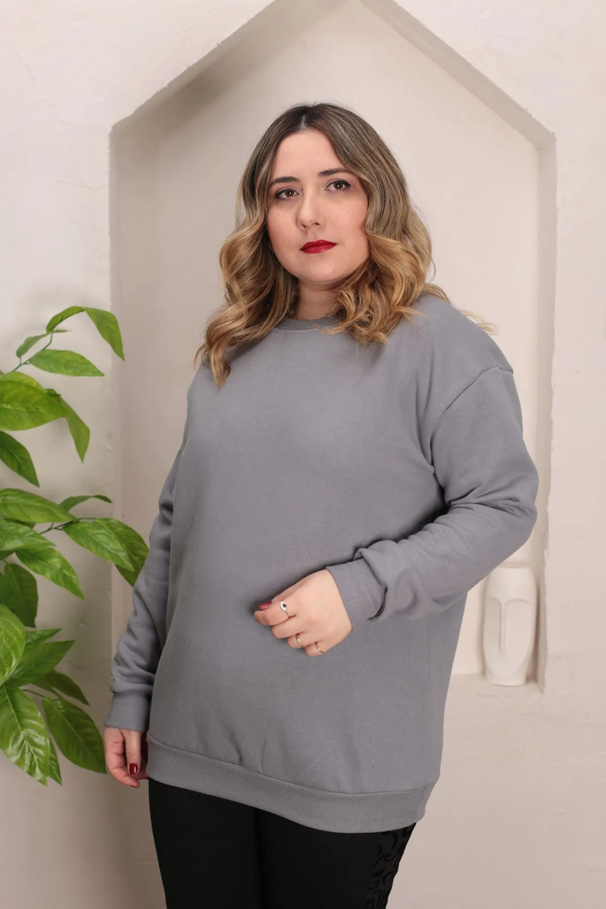 RENKTE GENİŞ KESİM ŞARDONLU DÜZ FÜME SWEAT
