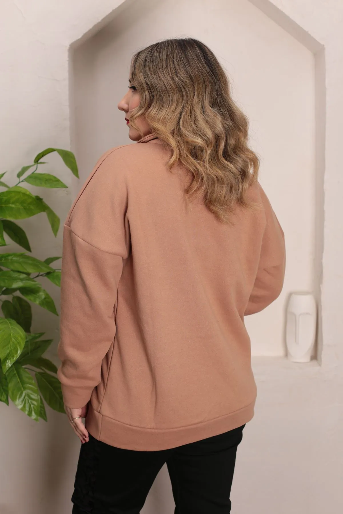 RENKTE GENİŞ KESİM ŞARDONLU PATLI YAKA KAHVE SWEAT