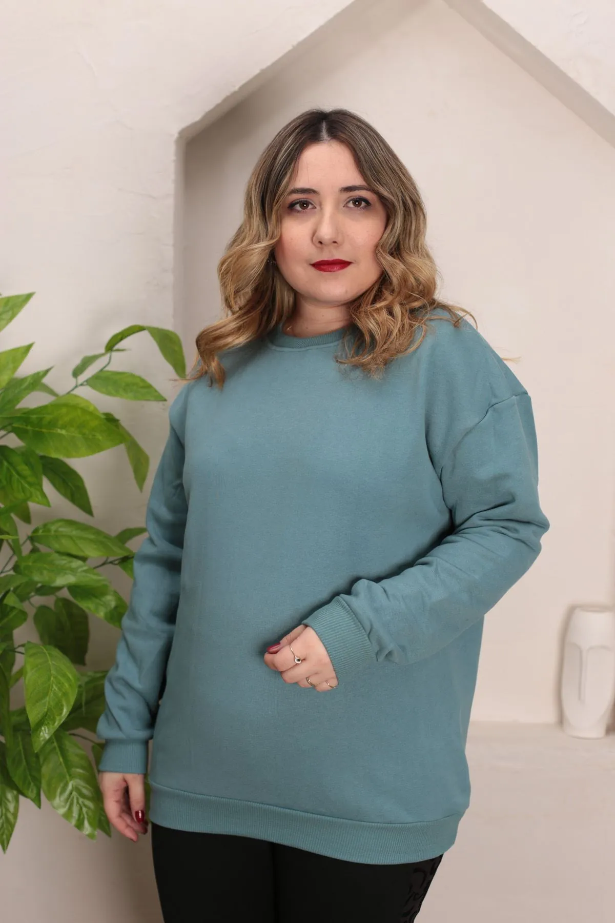 RENKTE GENİŞ KESİM ŞARDONLU DÜZ YEŞİL SWEAT