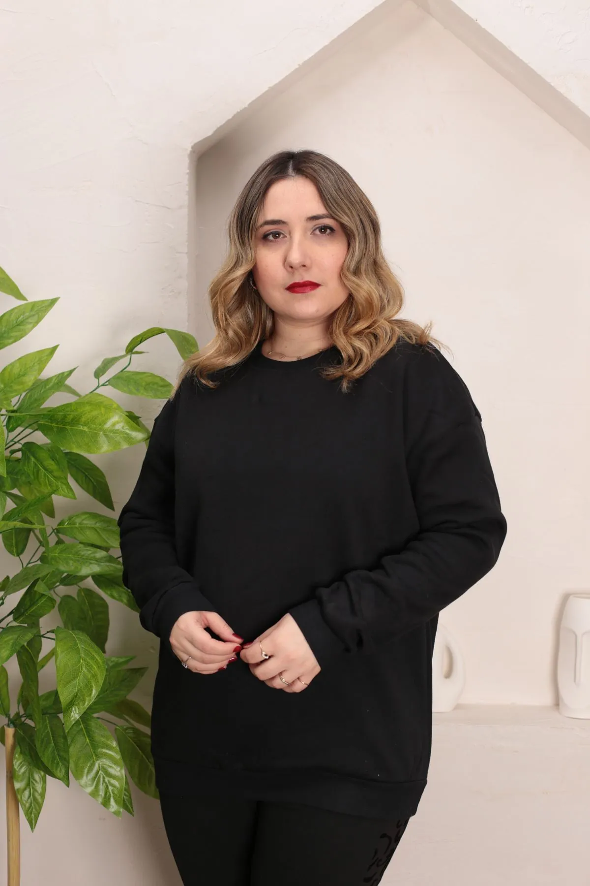 RENKTE GENİŞ KESİM ŞARDONLU DÜZ SİYAH SWEAT