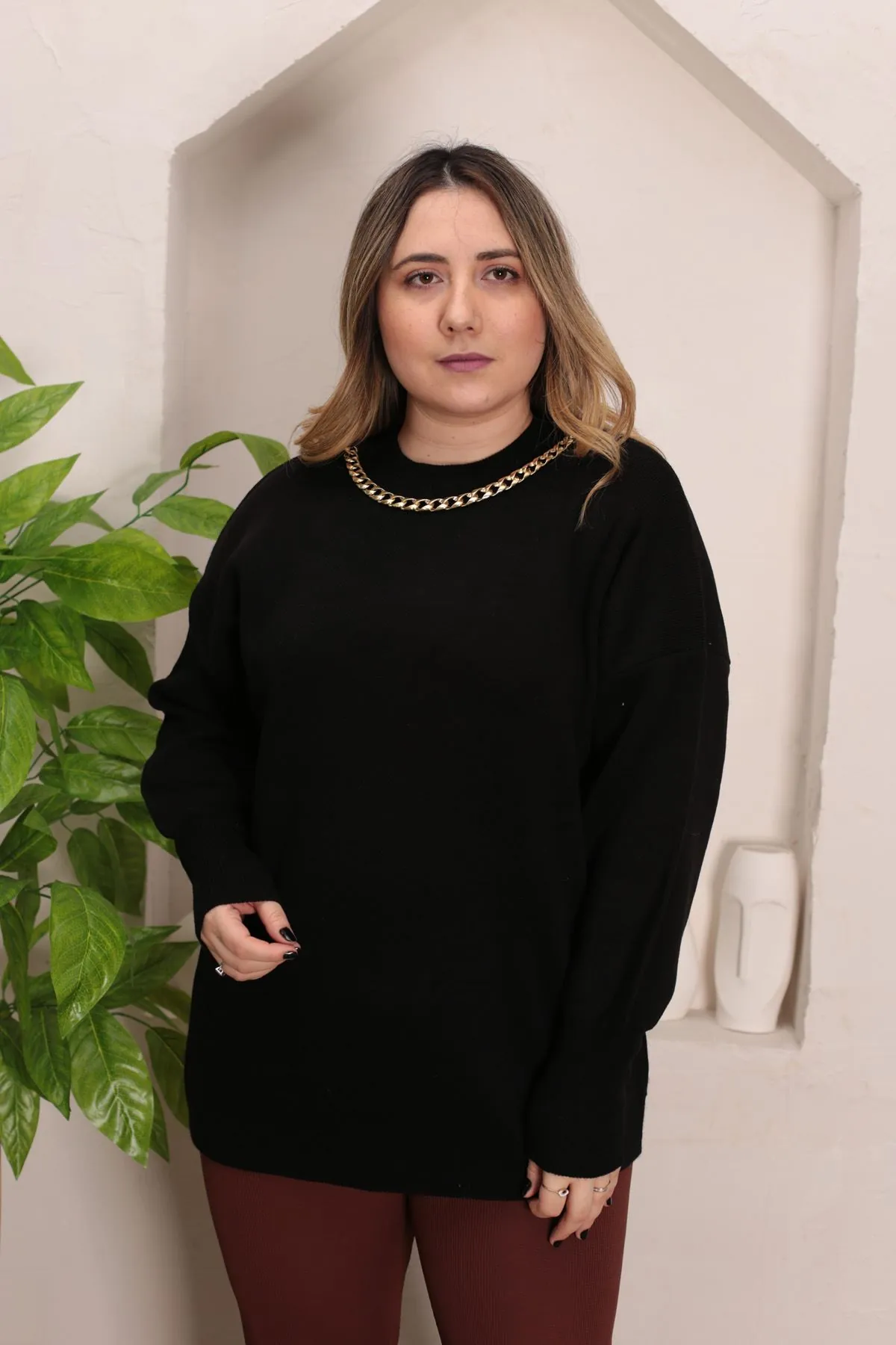RENKTE STANDART YAKASI KOLYELİ SİYAH TRİKO KAZAK