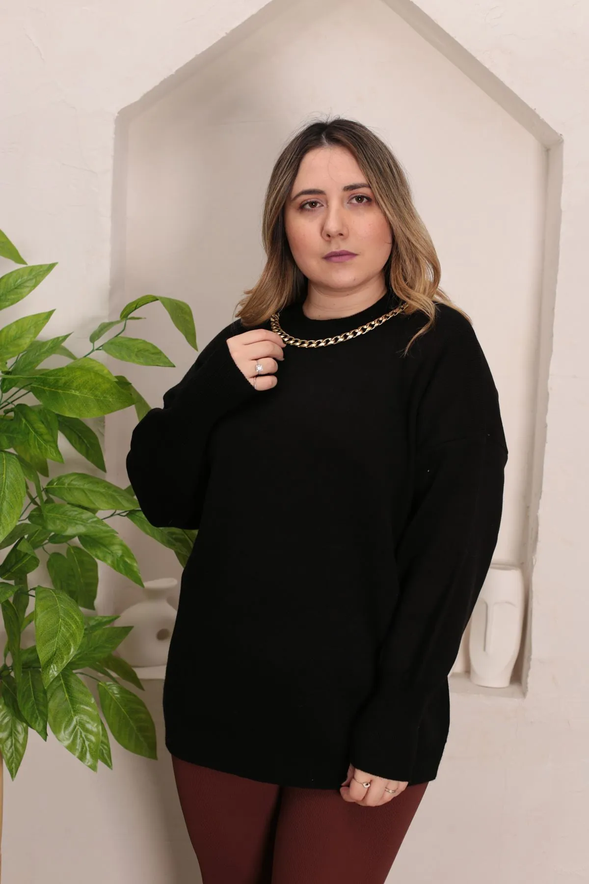 RENKTE STANDART YAKASI KOLYELİ SİYAH TRİKO KAZAK