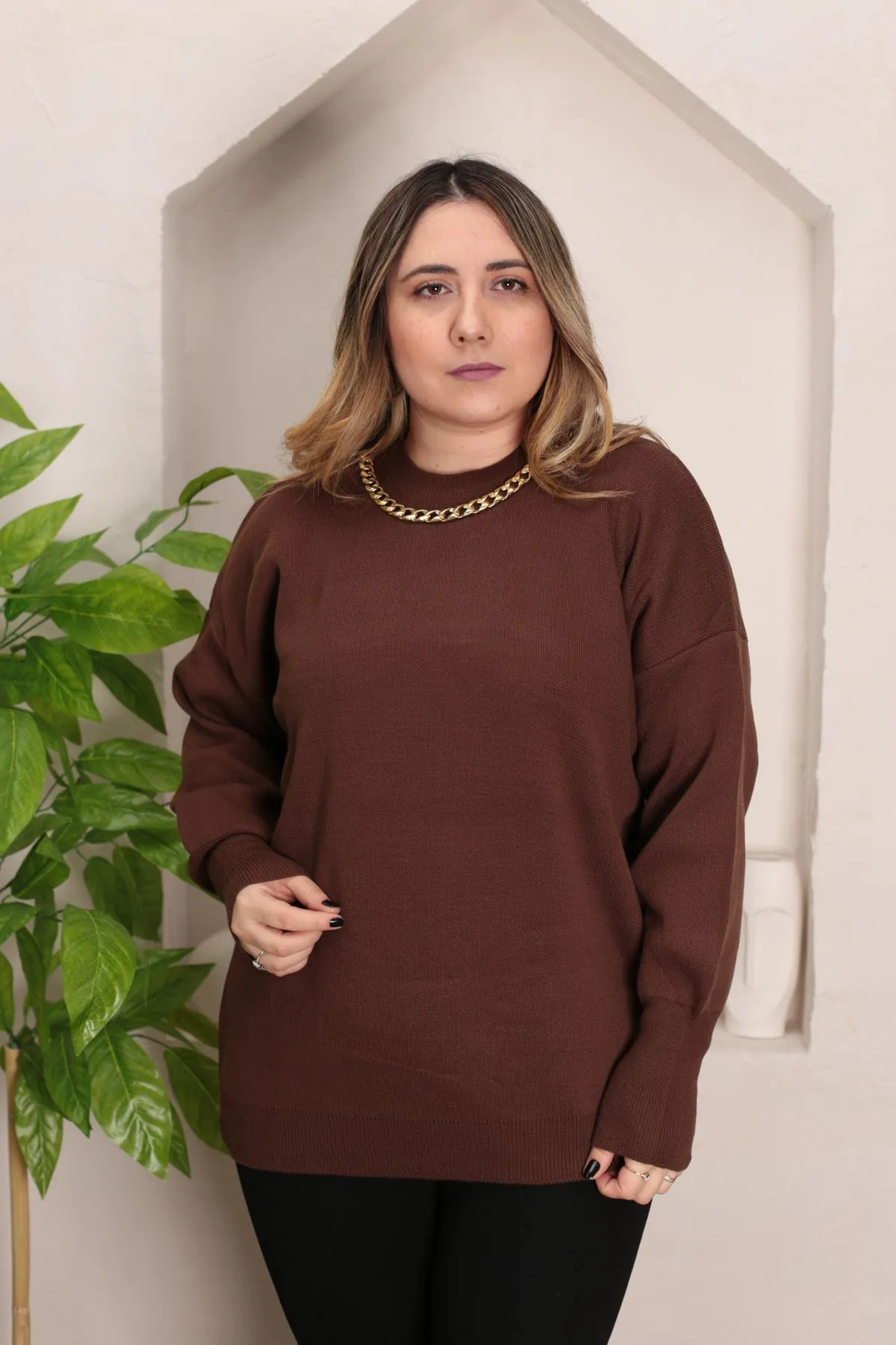 RENKTE STANDART YAKASI KOLYELİ KAHVERENGİ TRİKO KAZAK