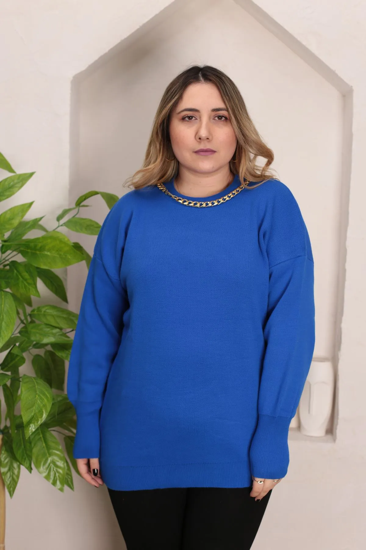 RENKTE STANDART YAKASI KOLYELİ SAKS MAVİ TRİKO KAZAK