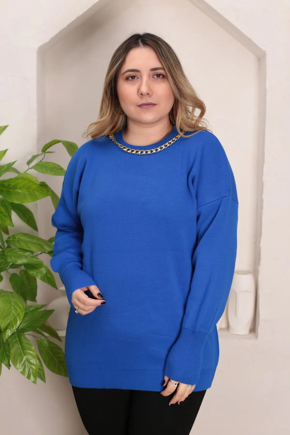 RENKTE STANDART YAKASI KOLYELİ SAKS MAVİ TRİKO KAZAK