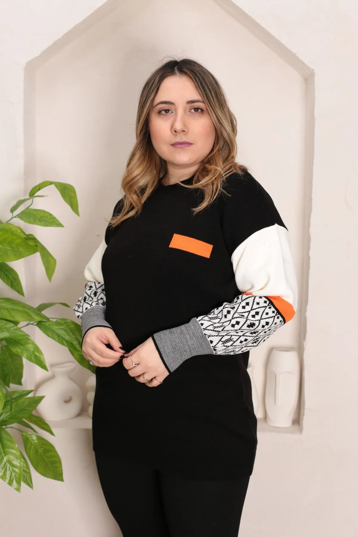 RENKTE STANDART KOLLARI DESENLİ SİYAH TRİKO KAZAK