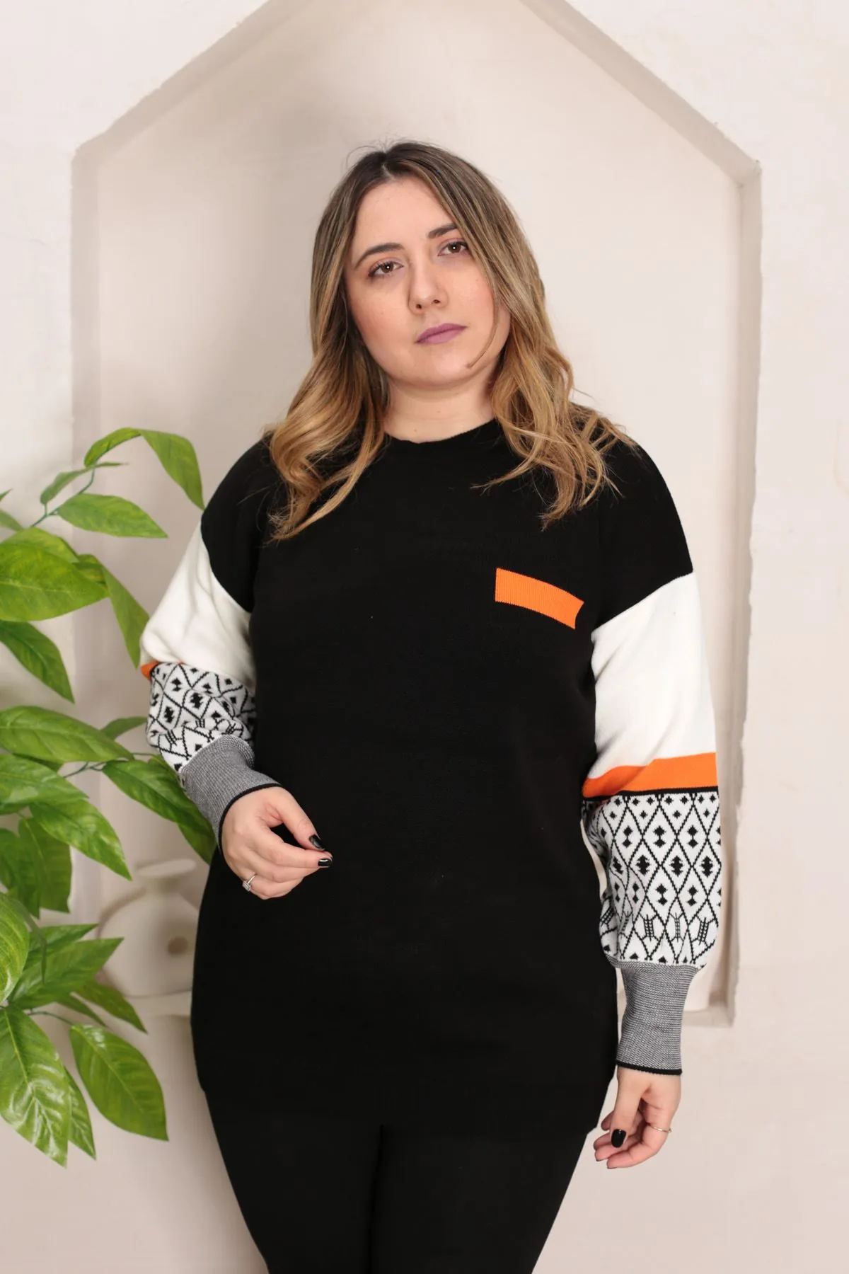 RENKTE STANDART KOLLARI DESENLİ SİYAH TRİKO KAZAK