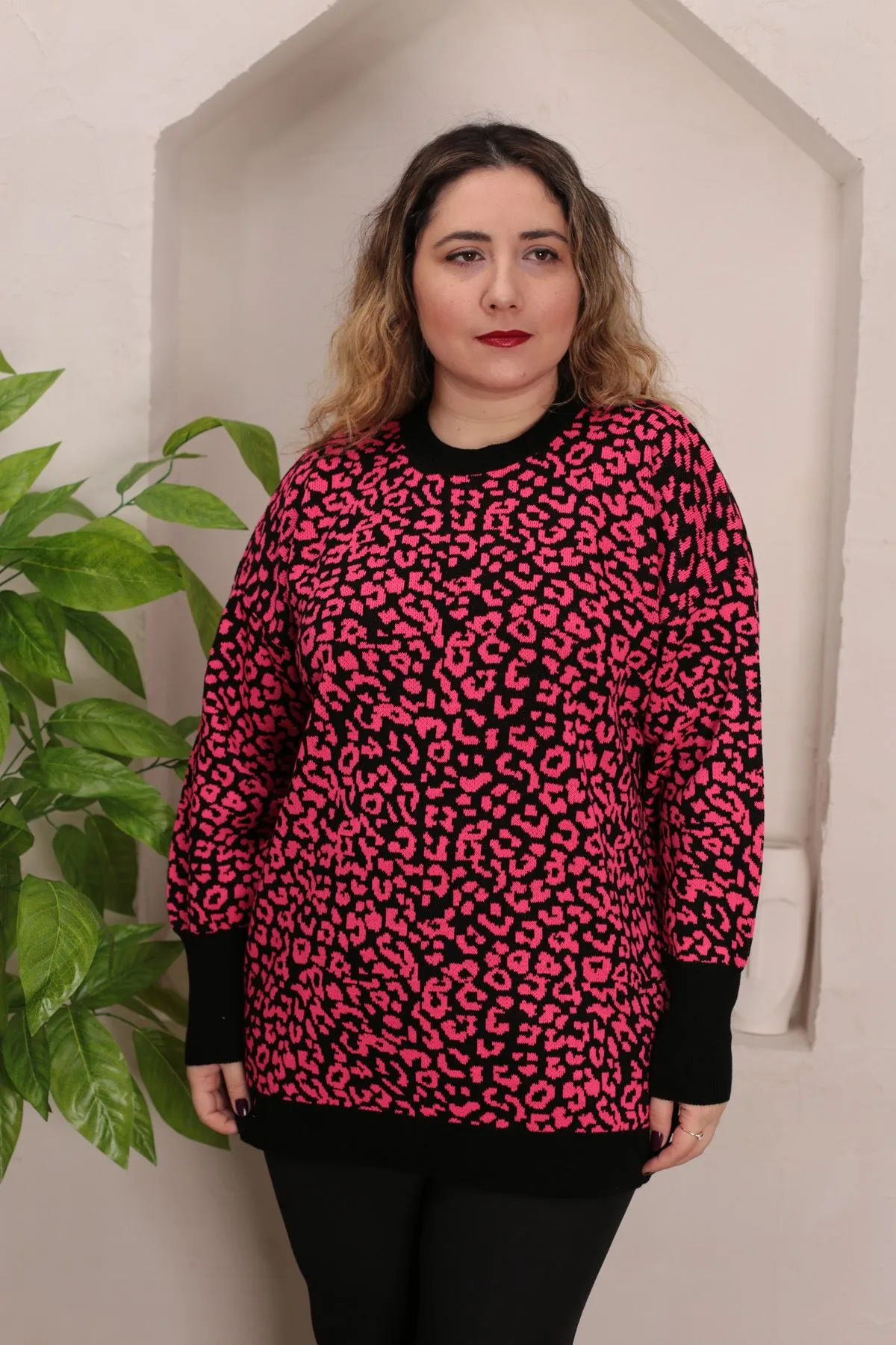 RENKTE STANDART LEOPAR DESENLİ FUŞYA TRİKO KAZAK