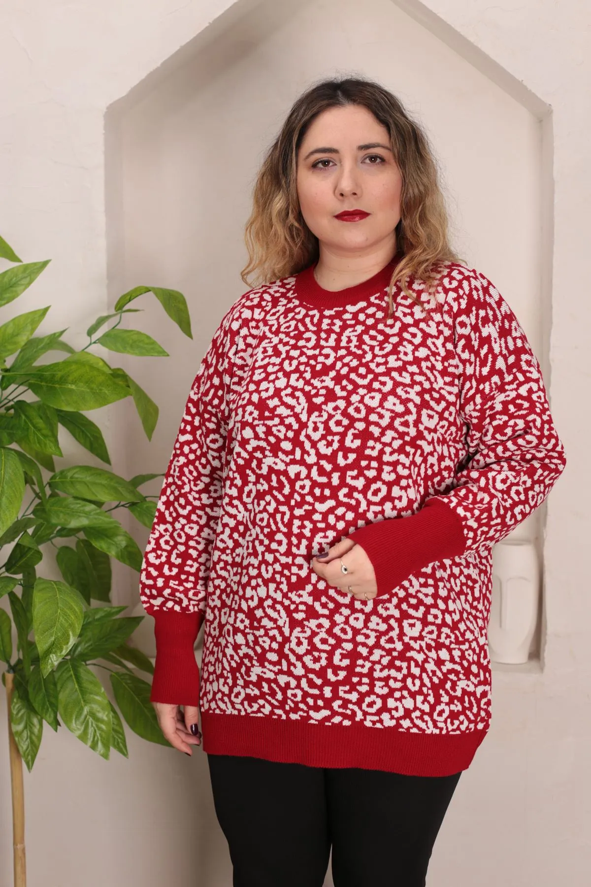RENKTE STANDART LEOPAR DESENLİ KIRMIZI TRİKO KAZAK