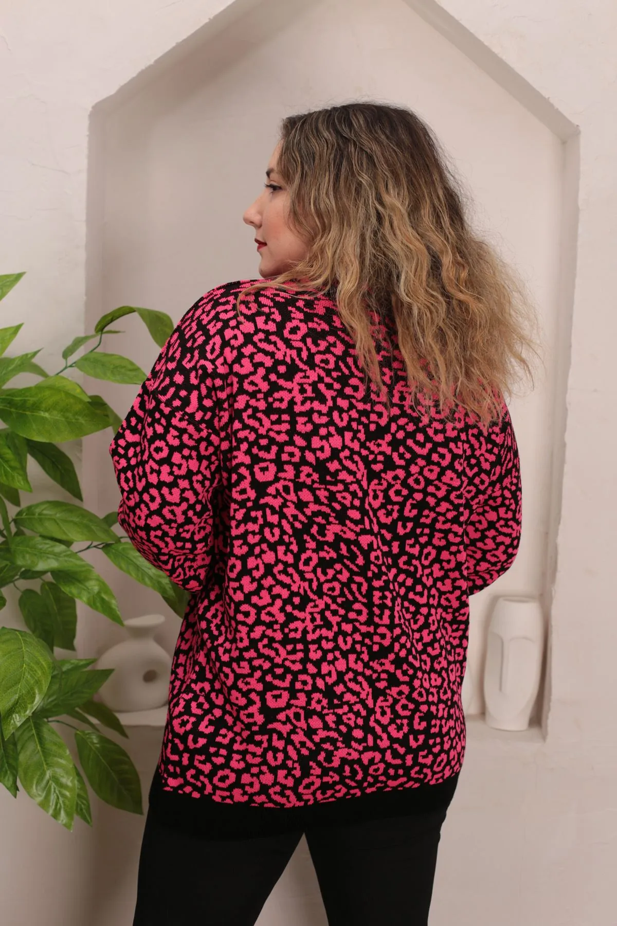 RENKTE STANDART LEOPAR DESENLİ FUŞYA TRİKO KAZAK